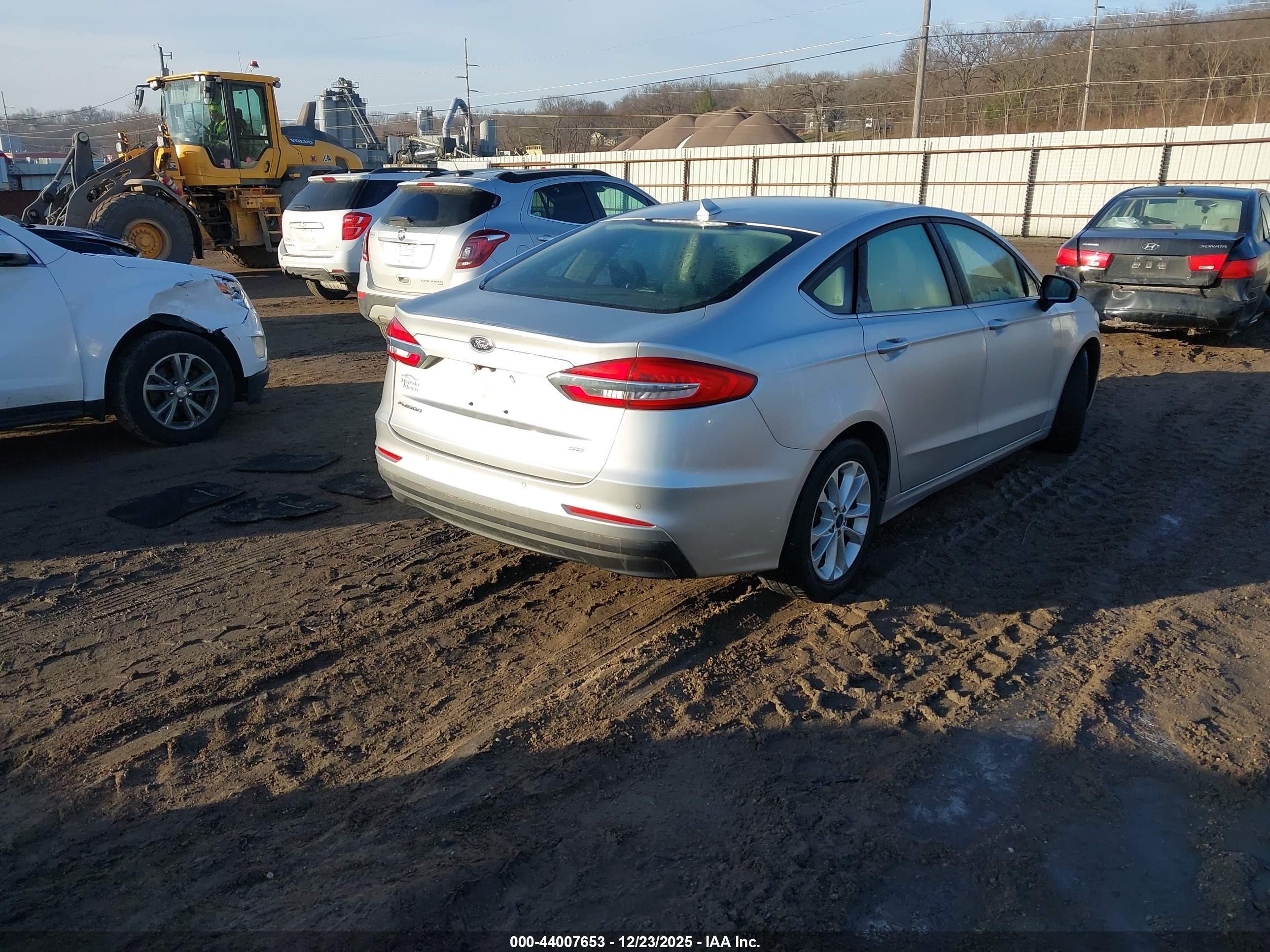 FORD FUSION image 4