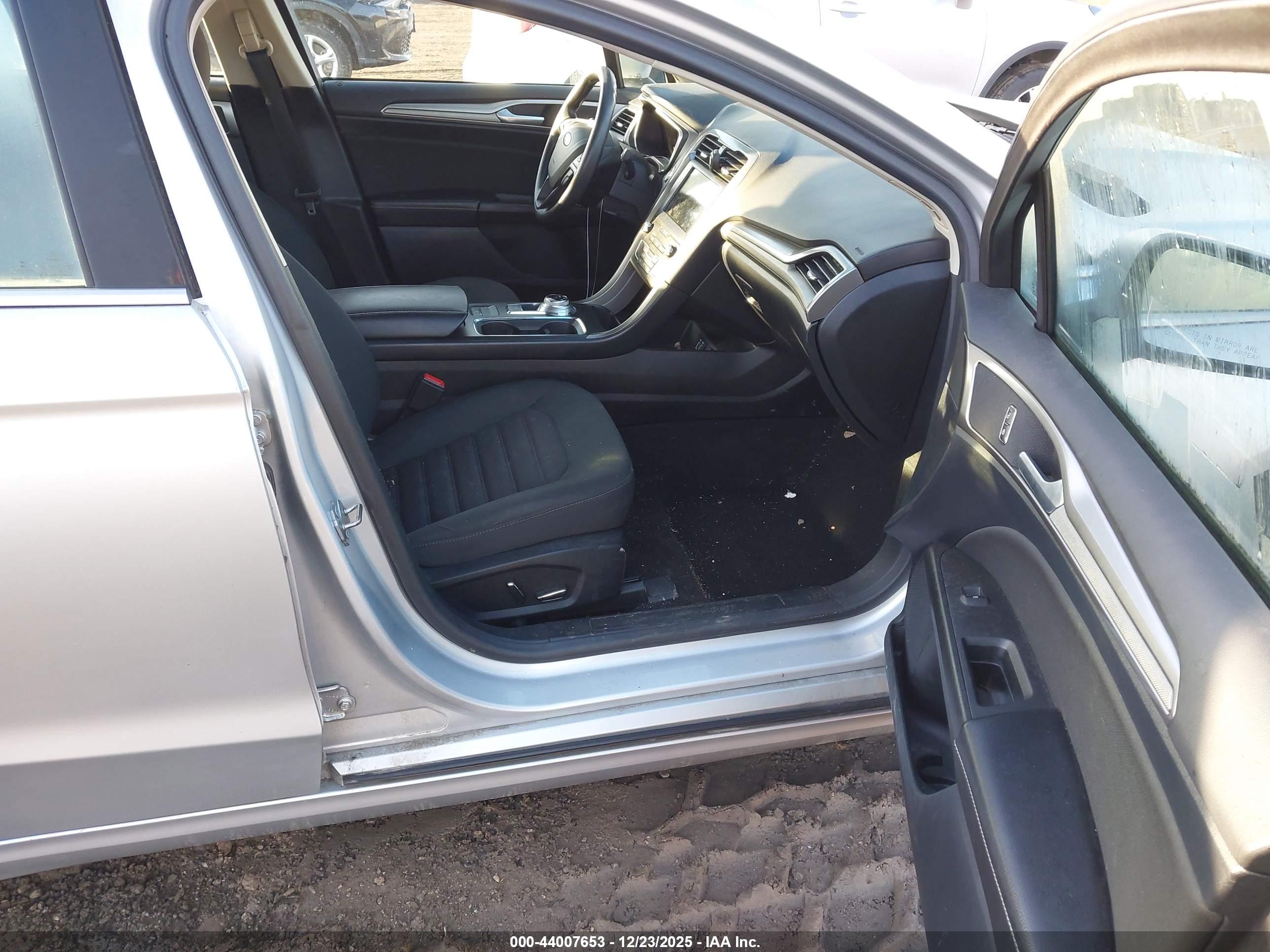 FORD FUSION image 5