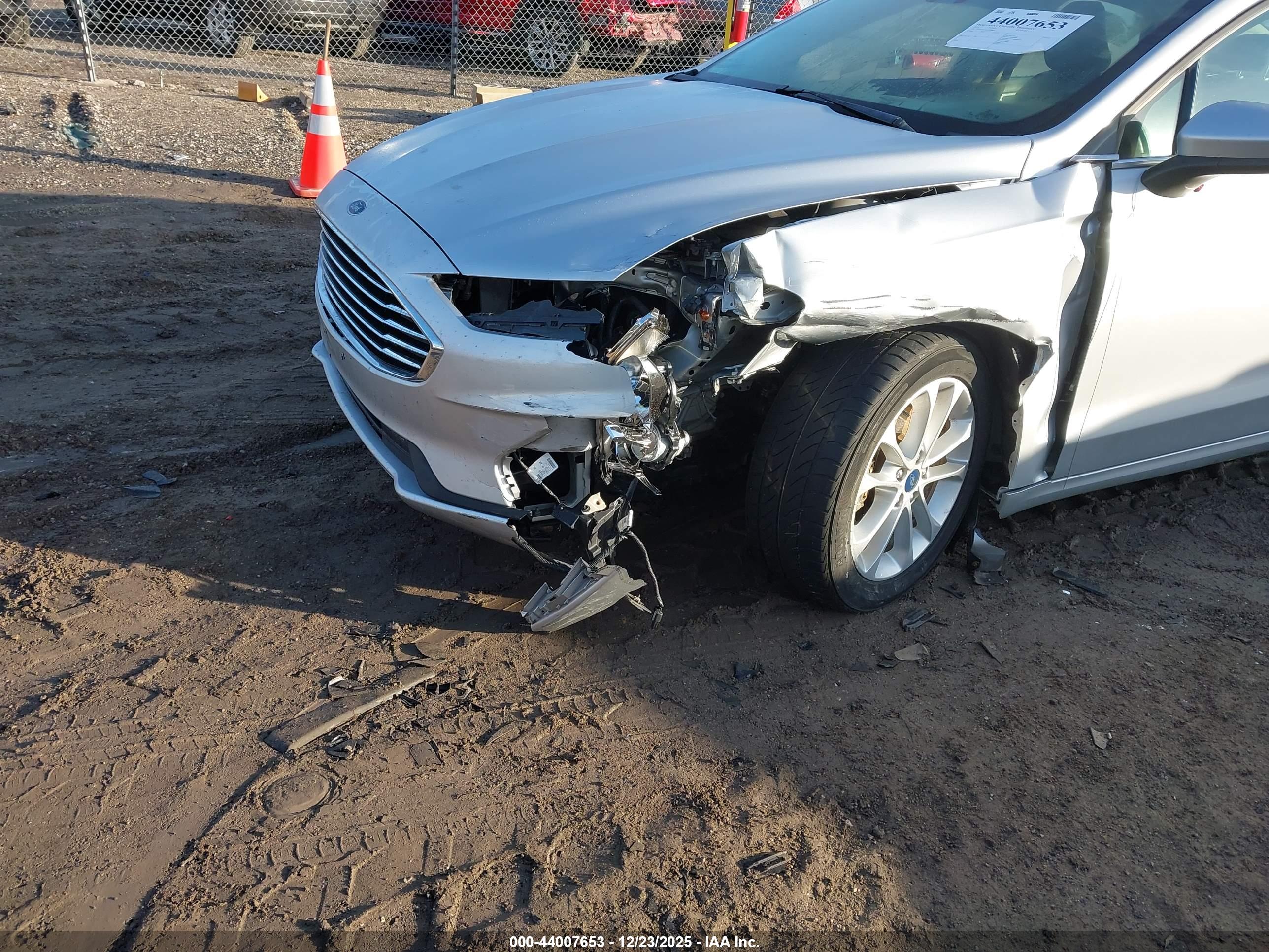 FORD FUSION image 6