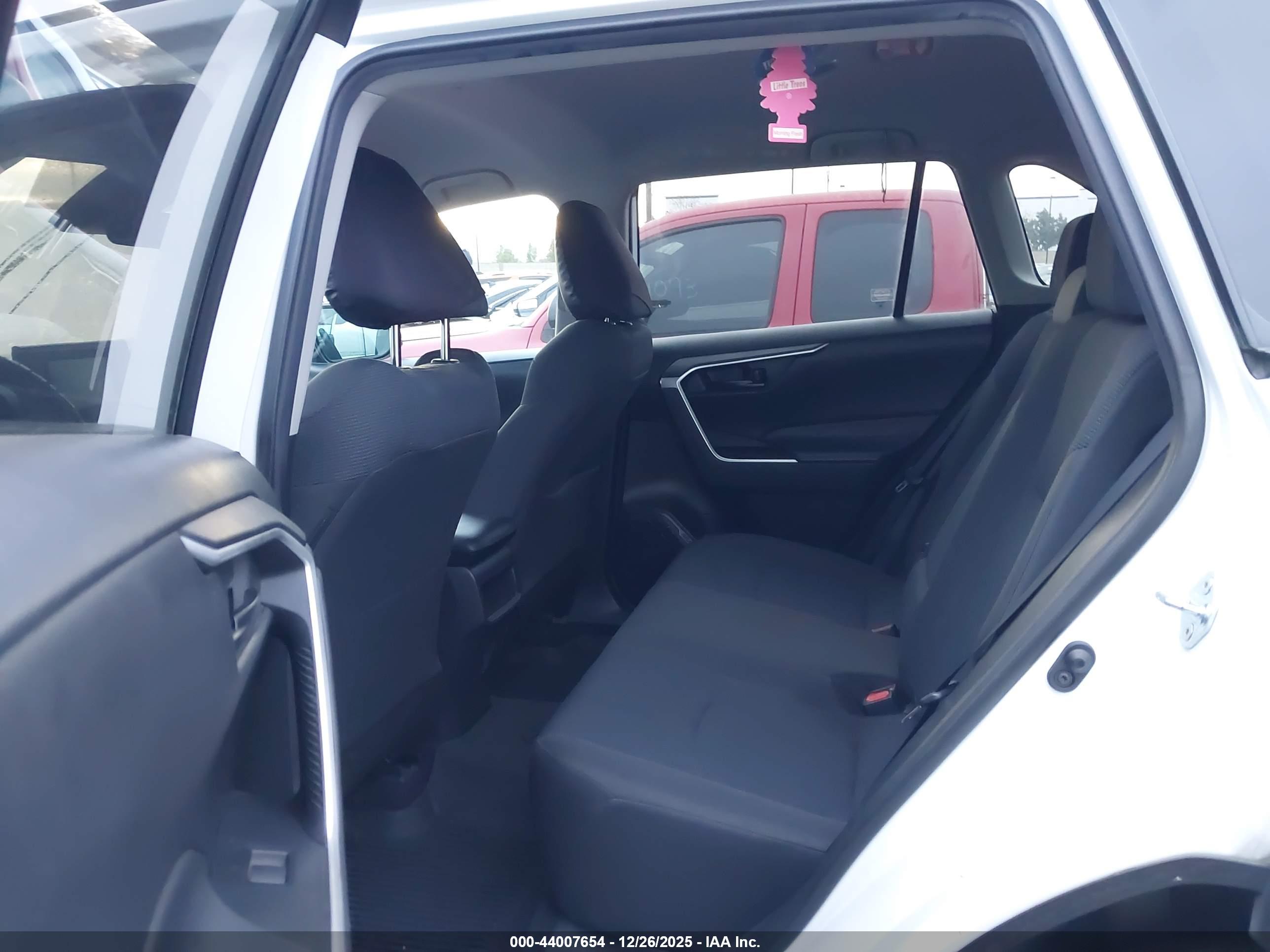 TOYOTA RAV4 image 8