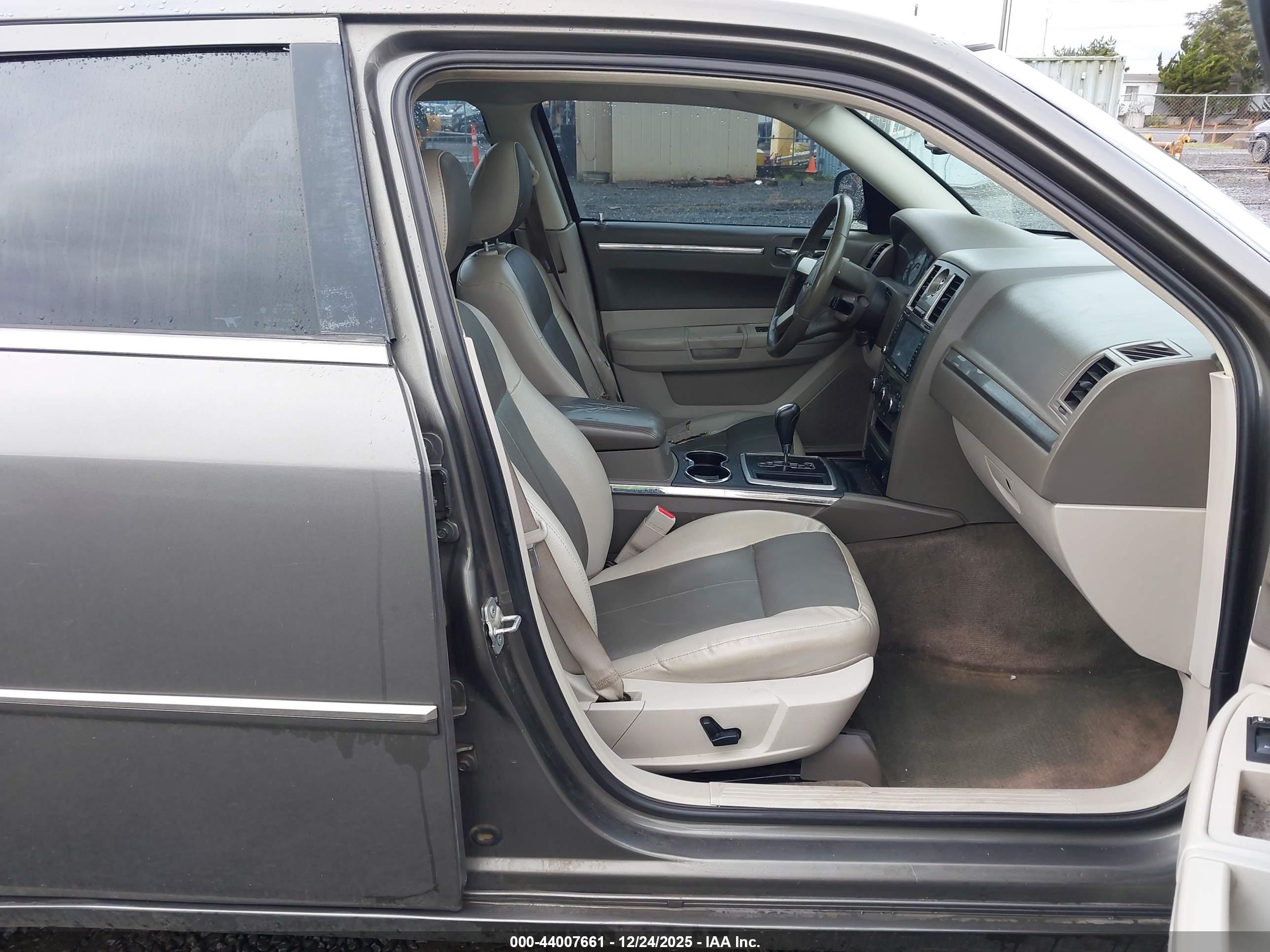 CHRYSLER 300 image 5