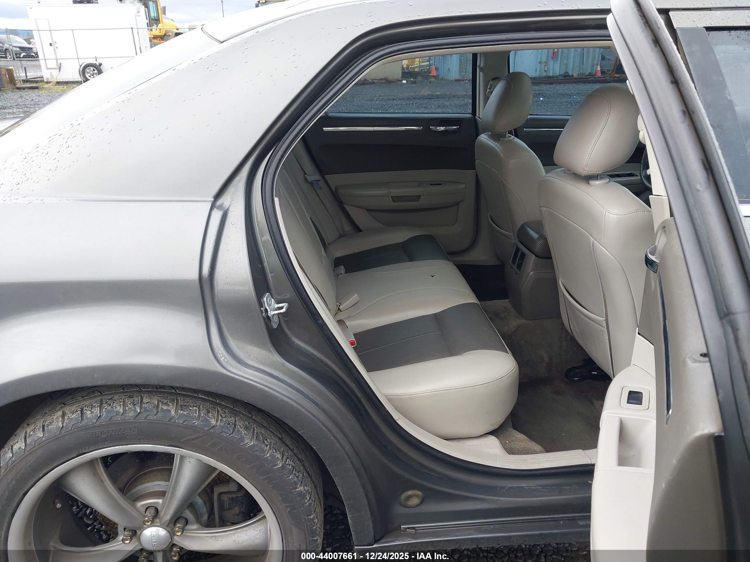 CHRYSLER 300 image 8