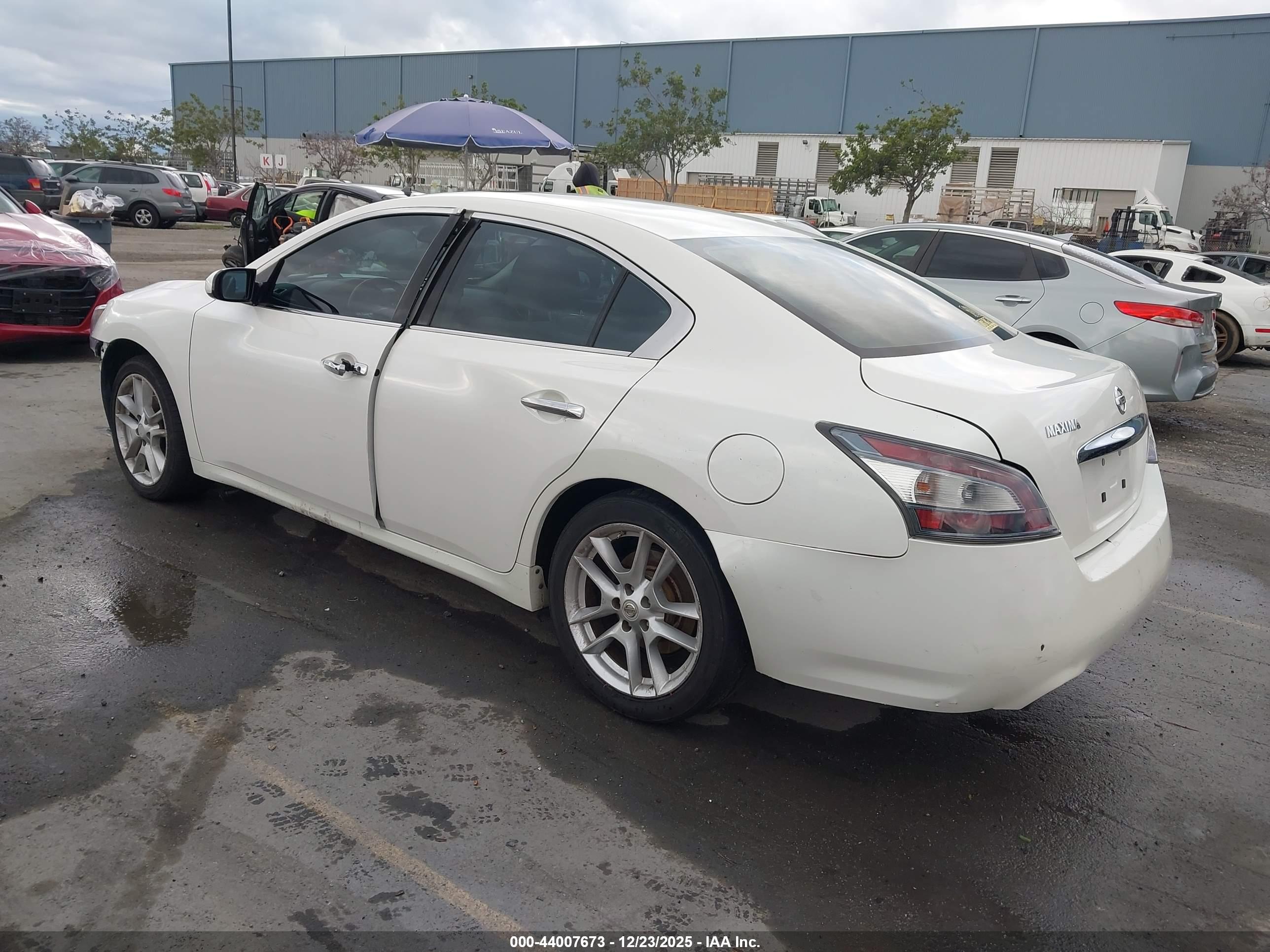 NISSAN MAXIMA image 3