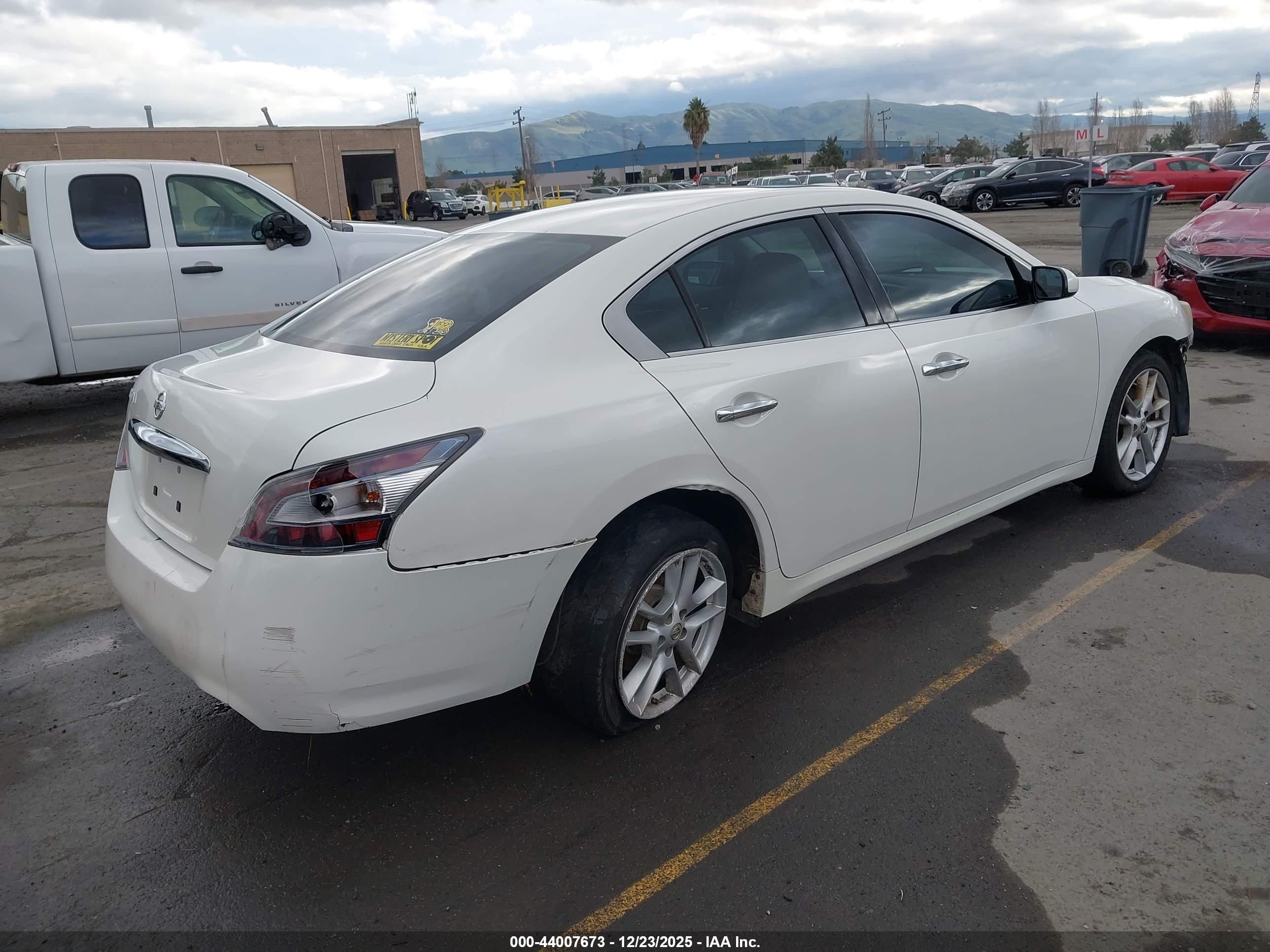 NISSAN MAXIMA image 4