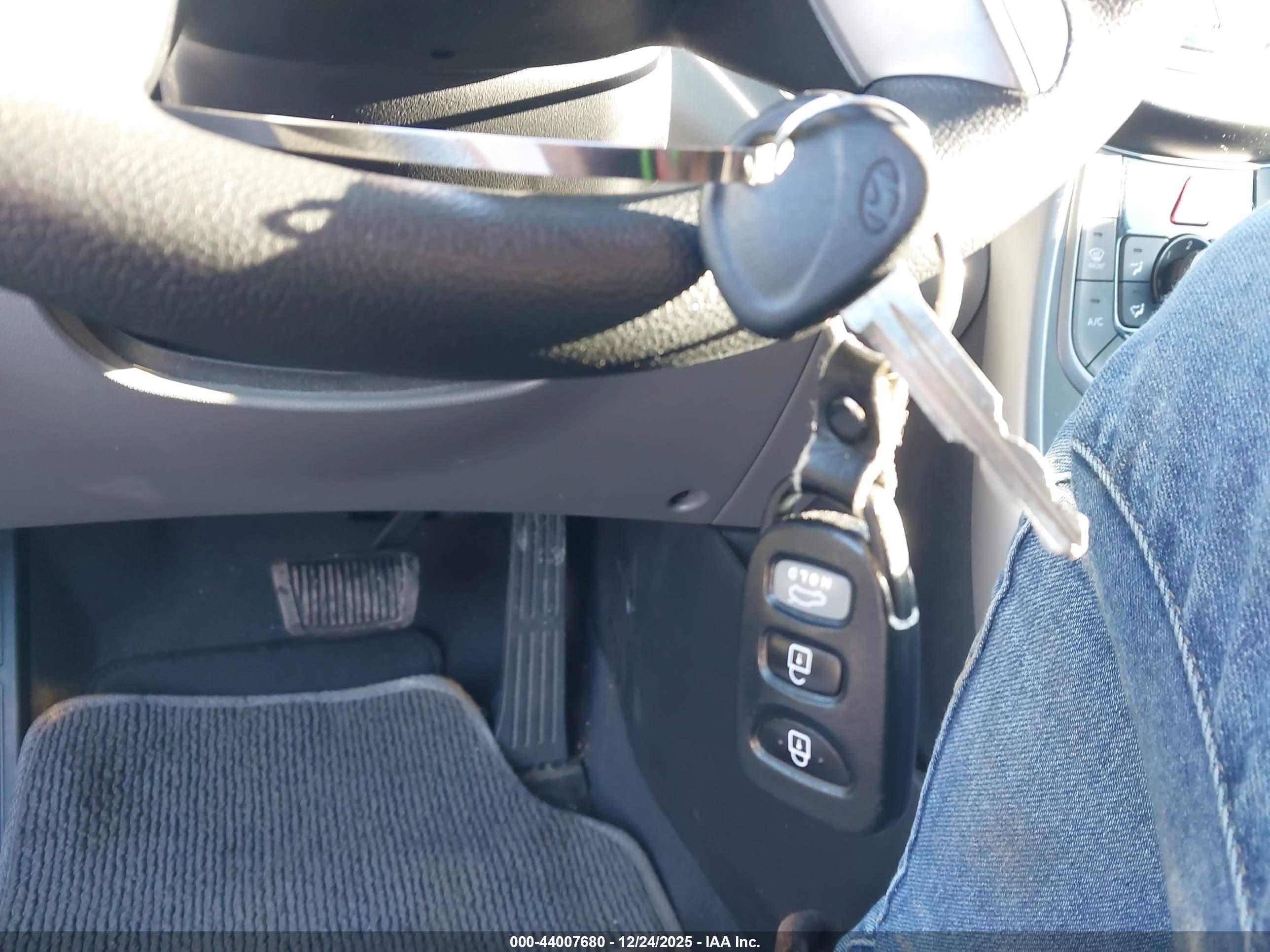 HYUNDAI ELANTRA image 11