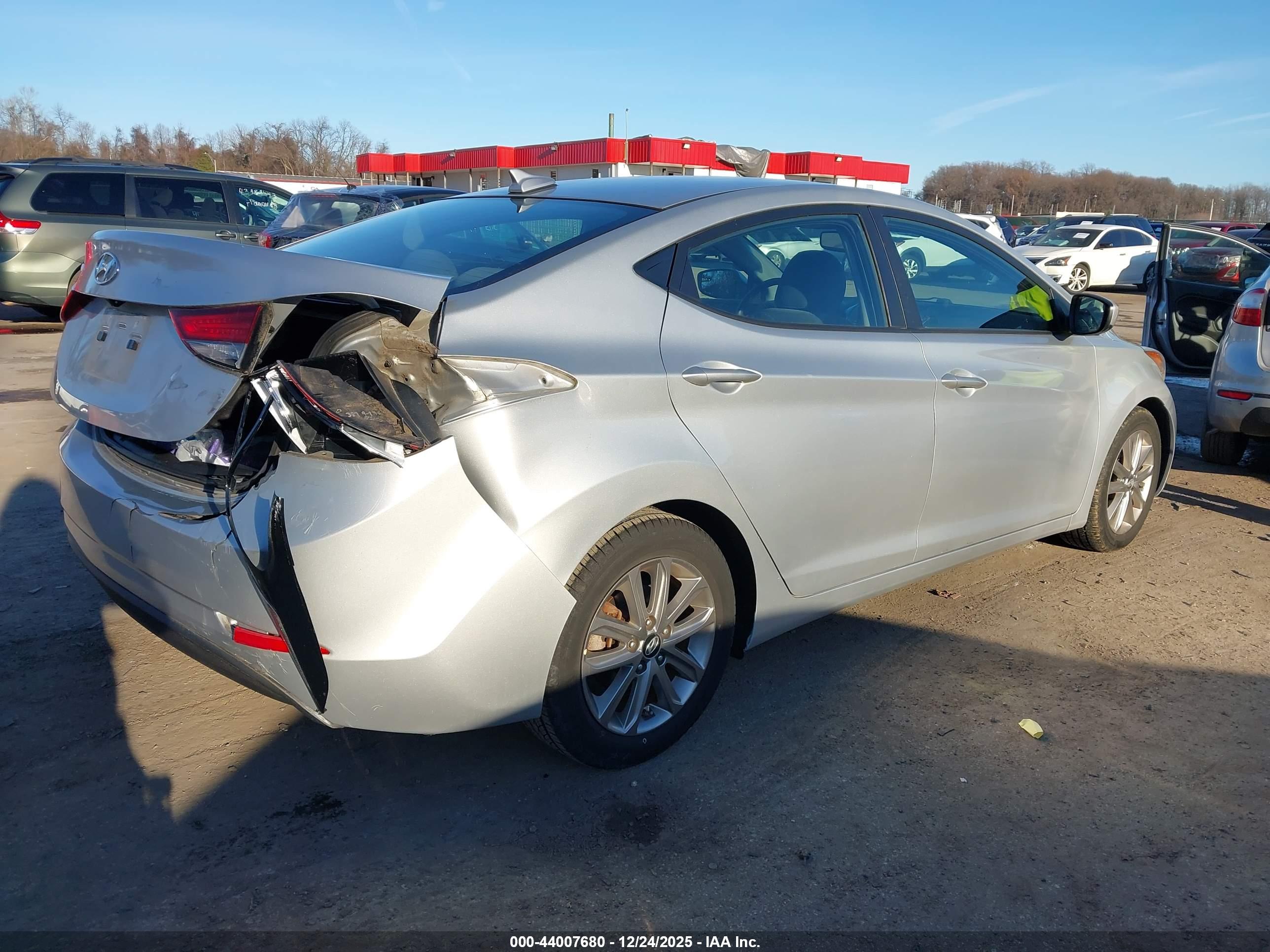 HYUNDAI ELANTRA image 4