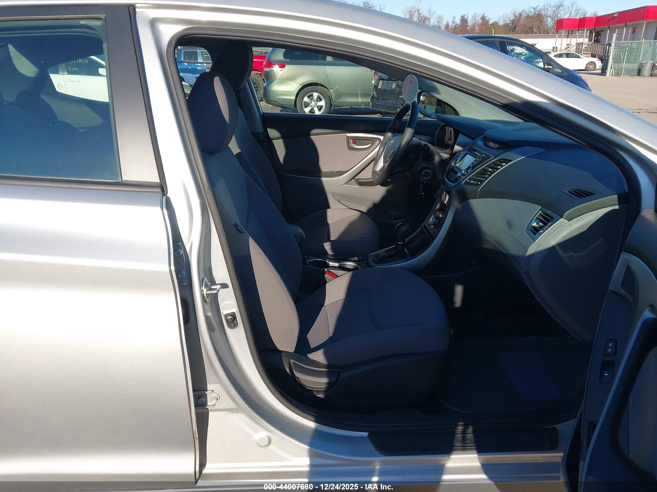 HYUNDAI ELANTRA image 5