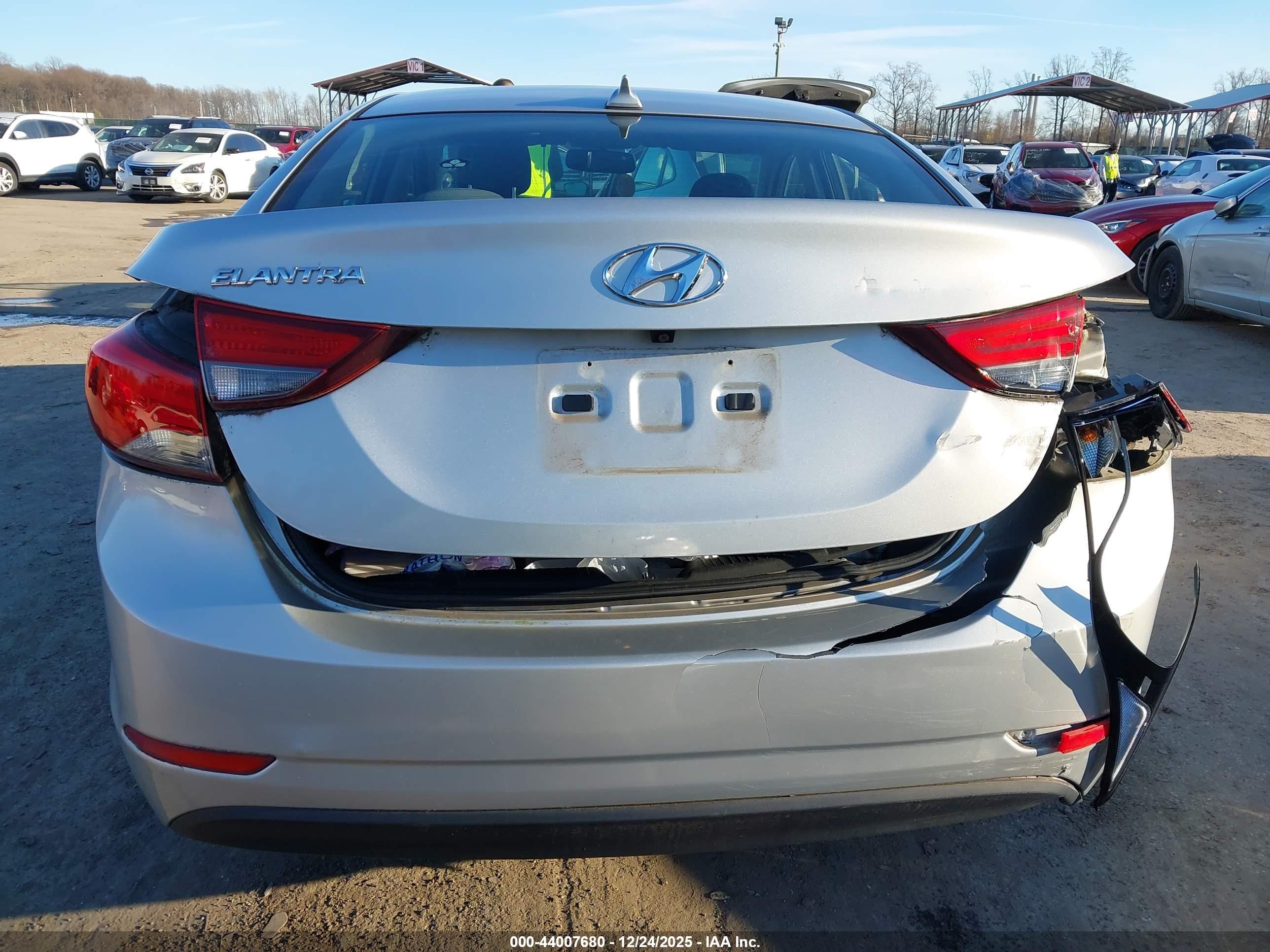 HYUNDAI ELANTRA image 6