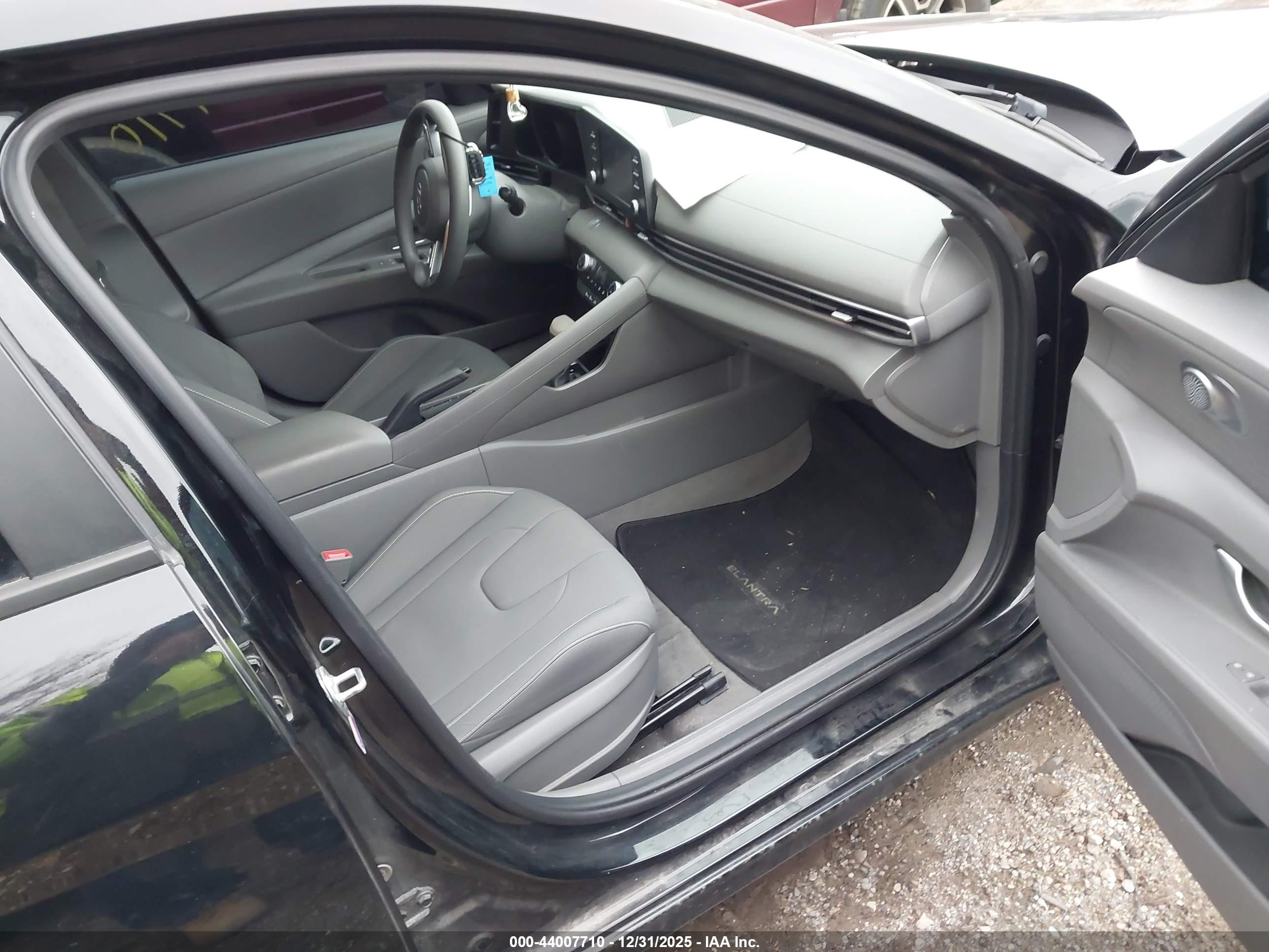 HYUNDAI ELANTRA image 5