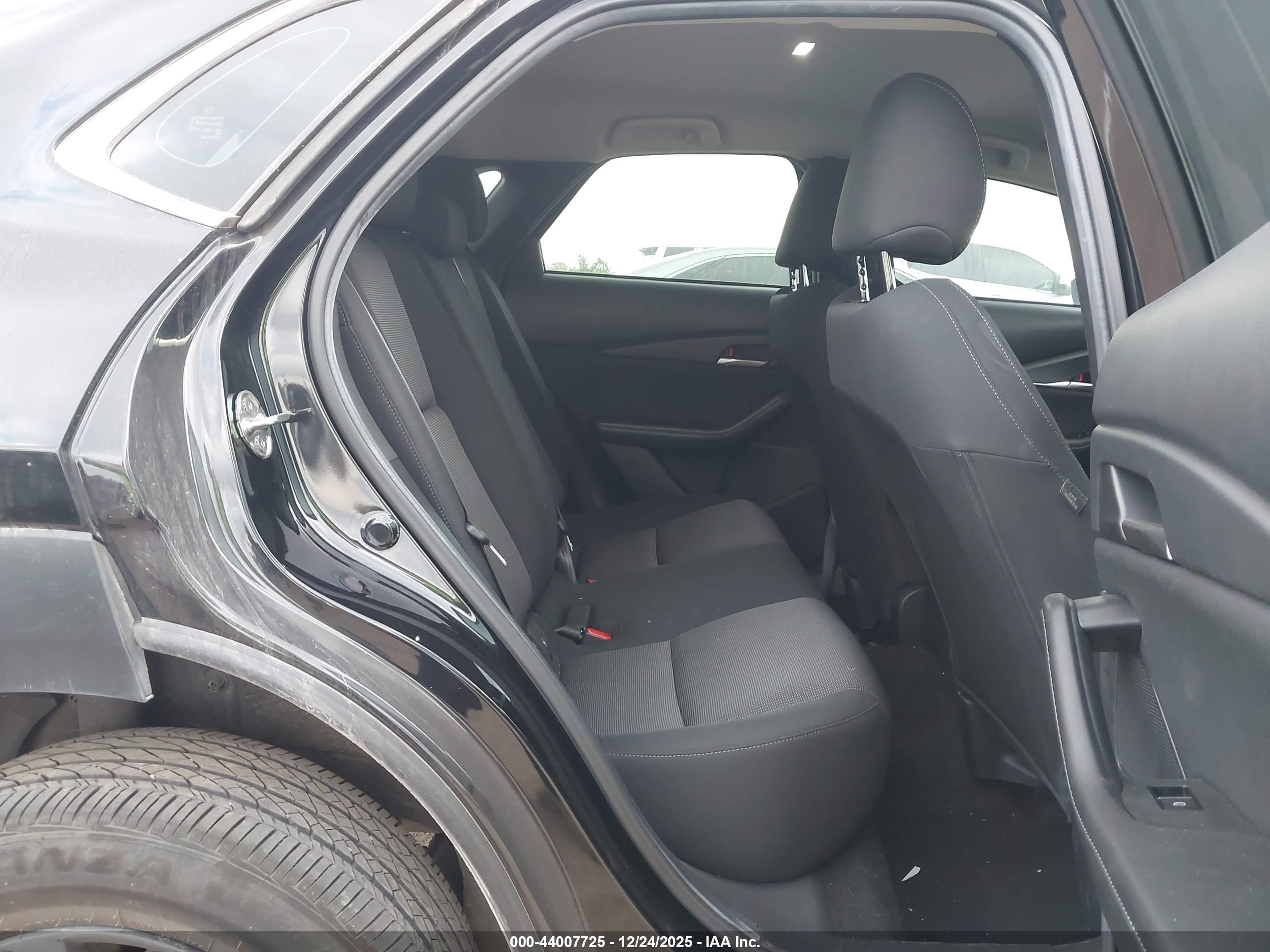 MAZDA CX-30 image 8