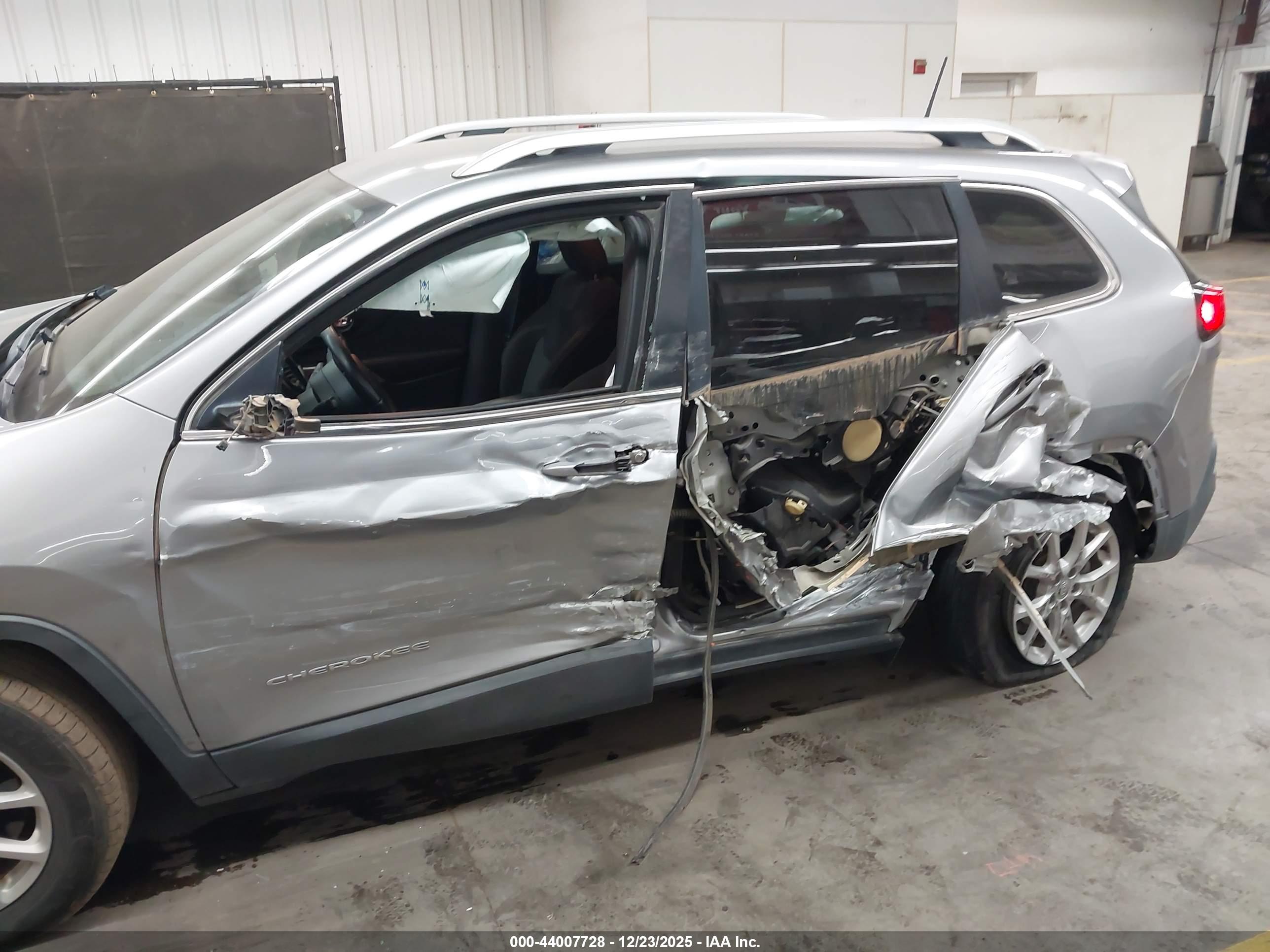 JEEP CHEROKEE image 6