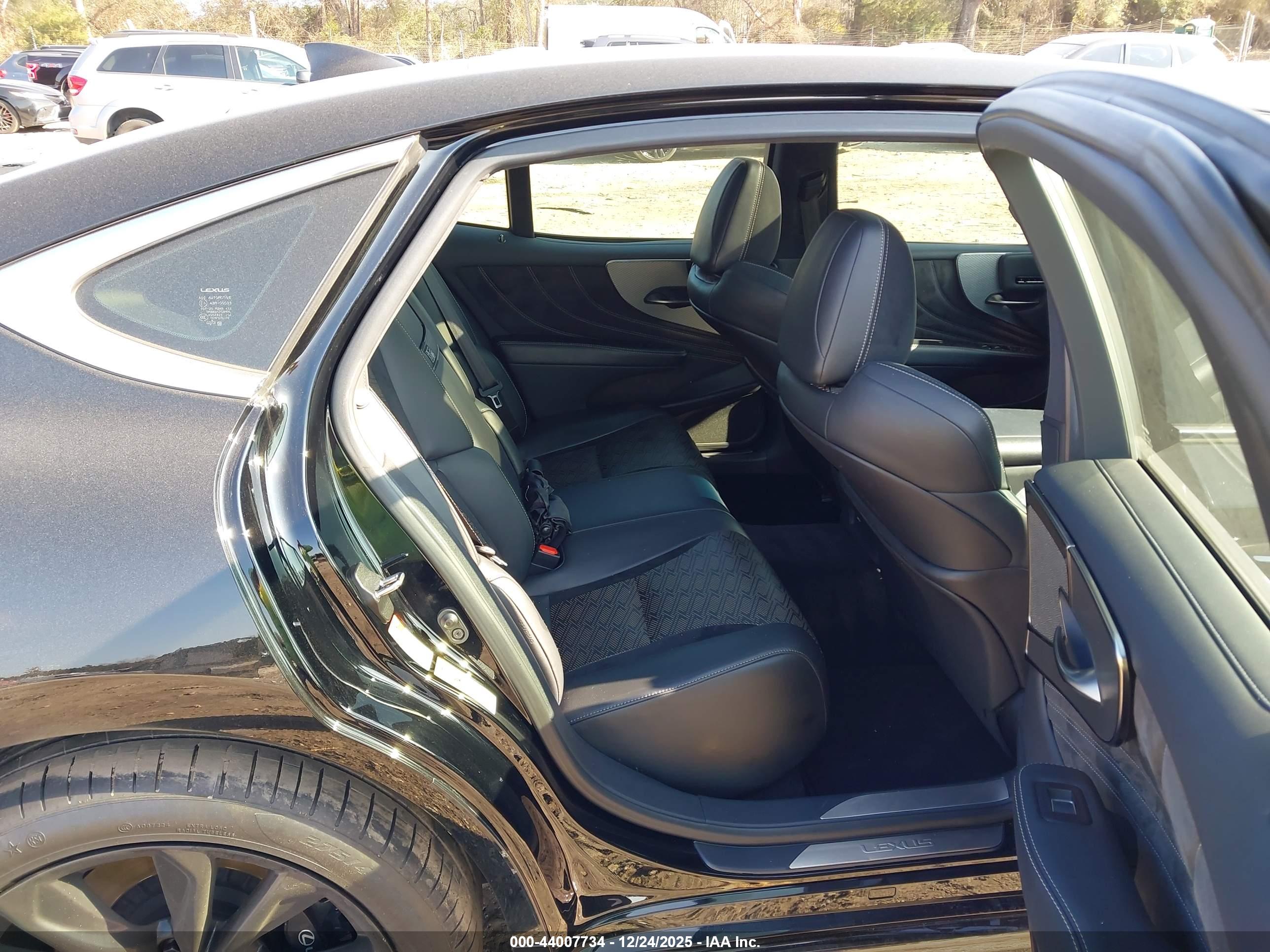 LEXUS LS image 8