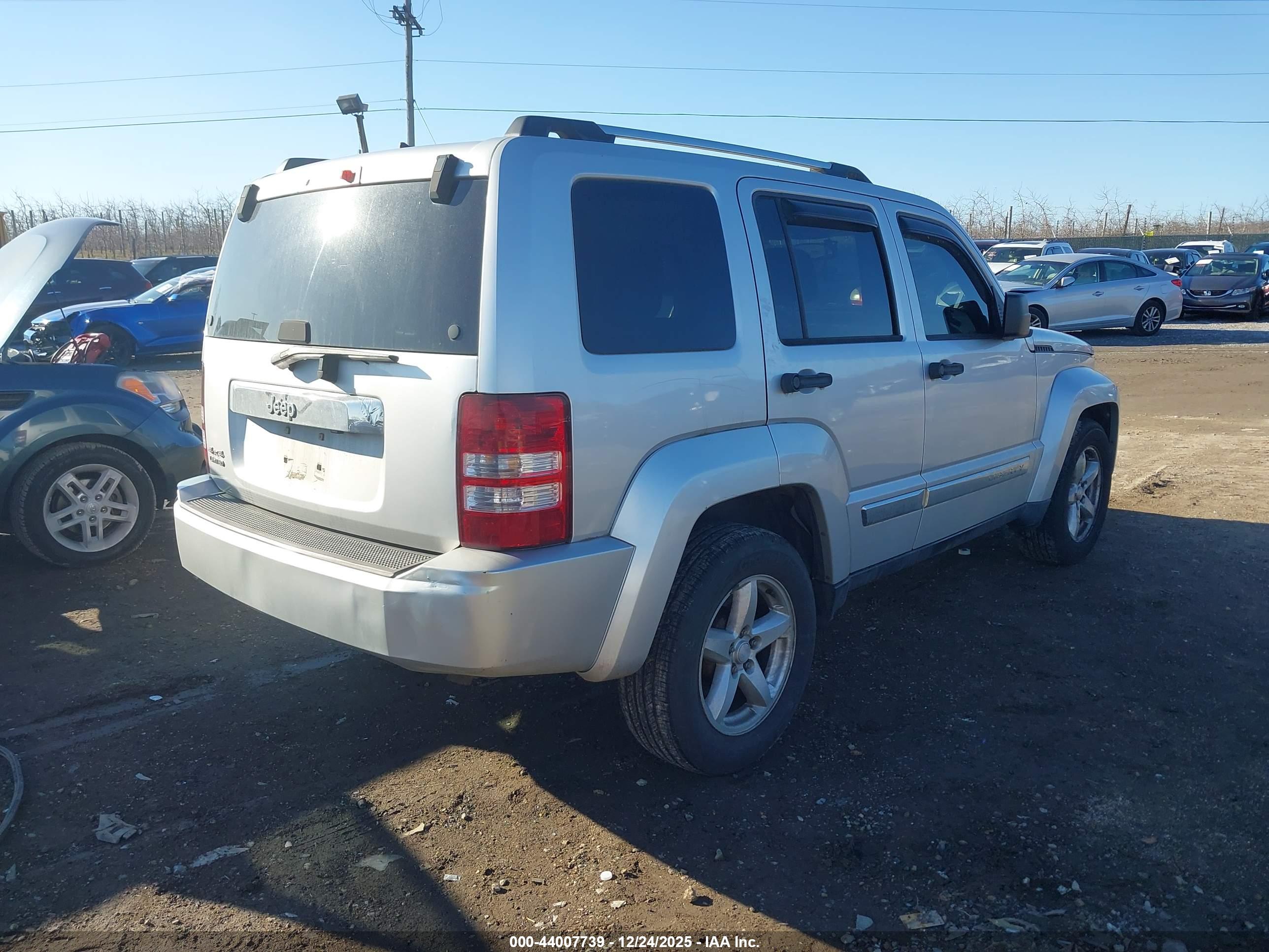 JEEP LIBERTY image 4