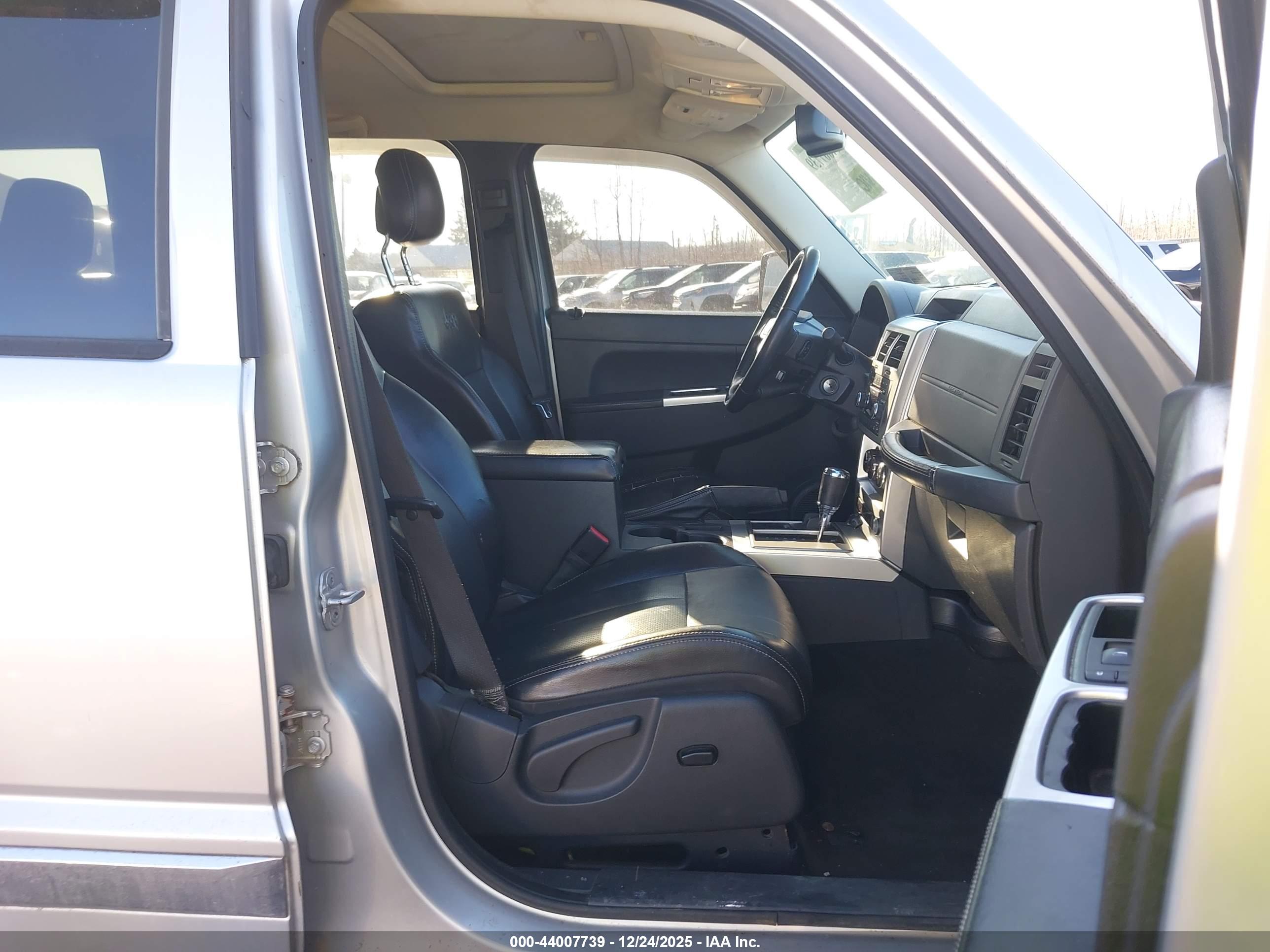 JEEP LIBERTY image 5