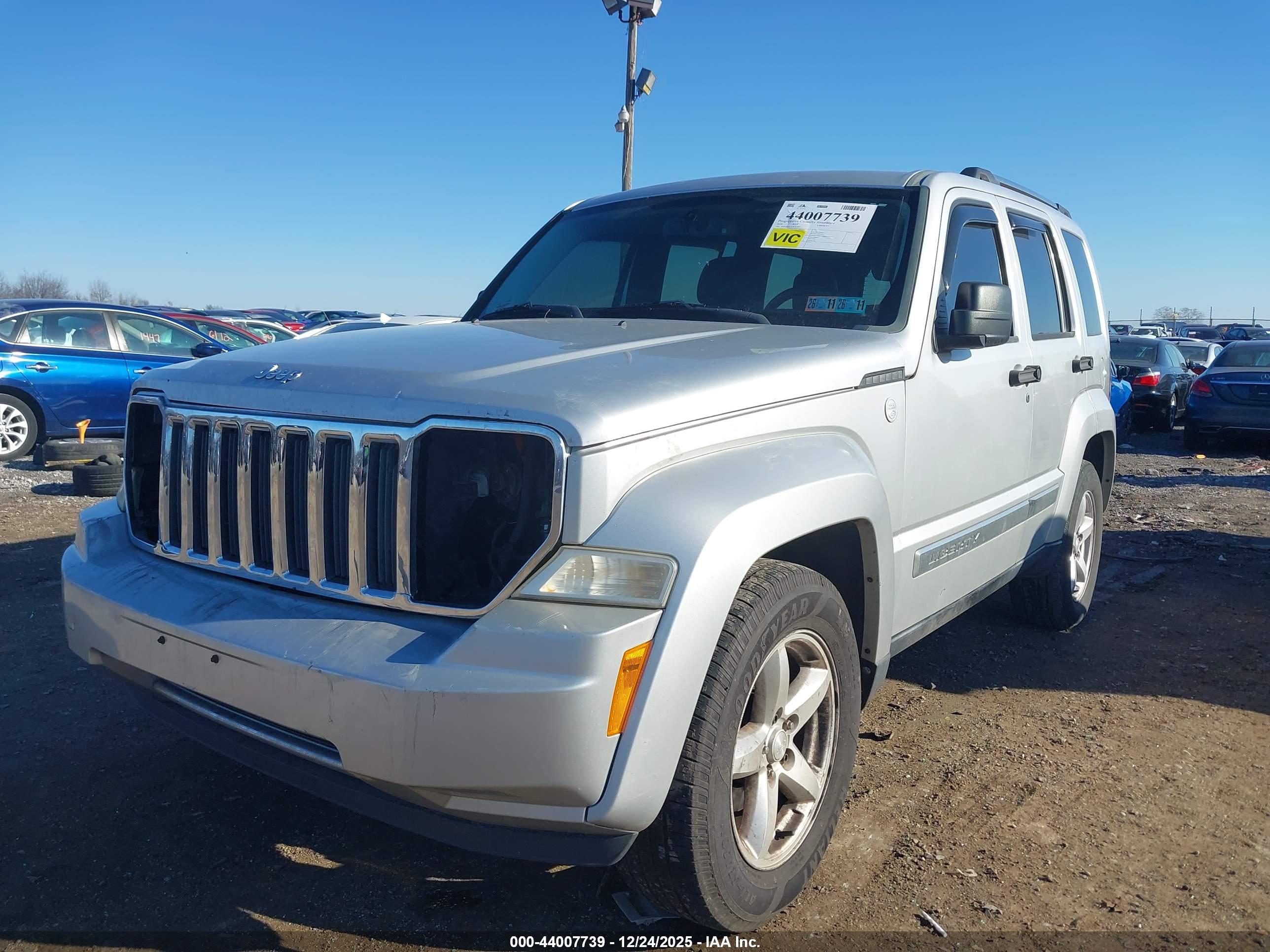 JEEP LIBERTY image 6