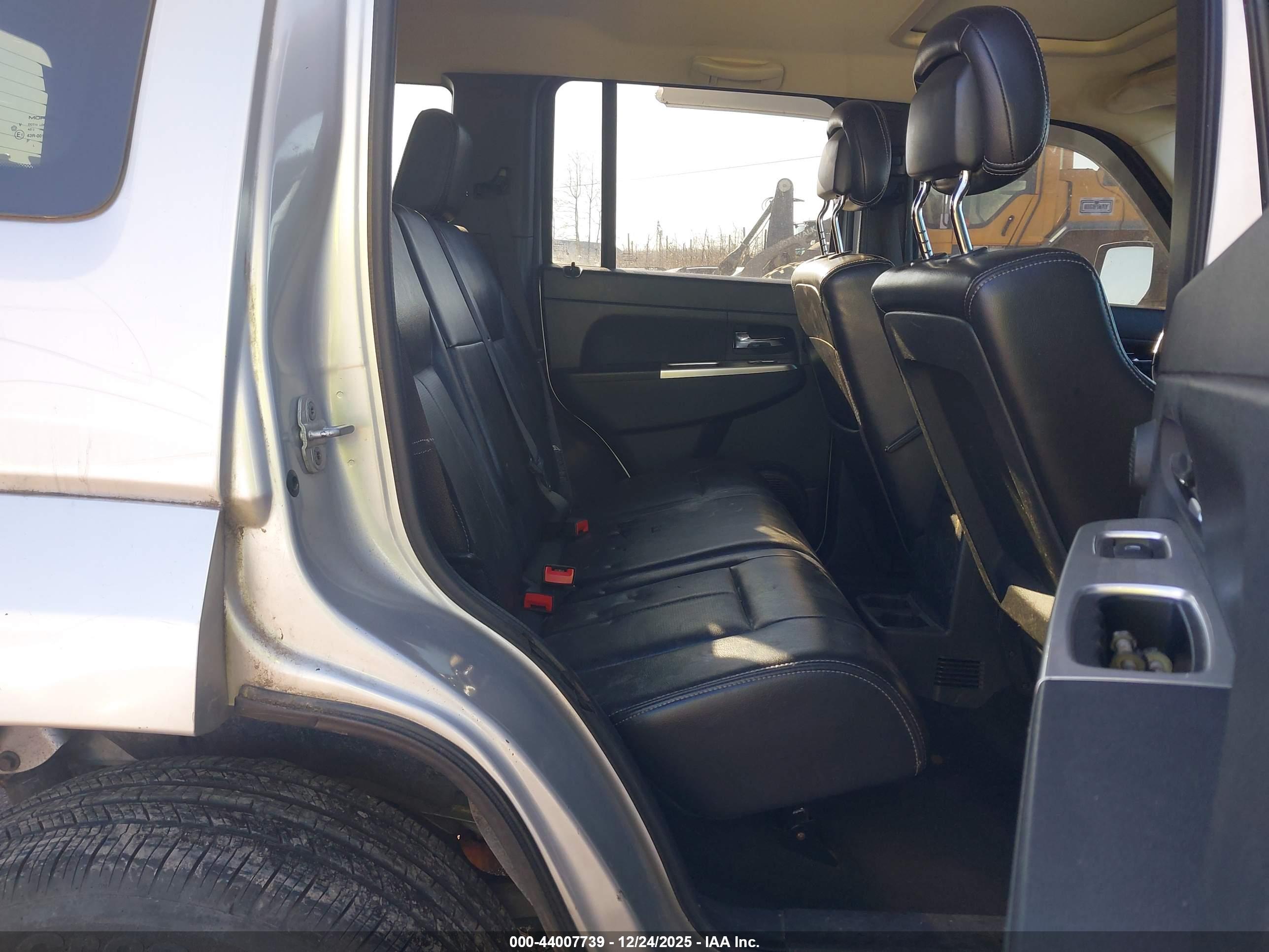 JEEP LIBERTY image 8