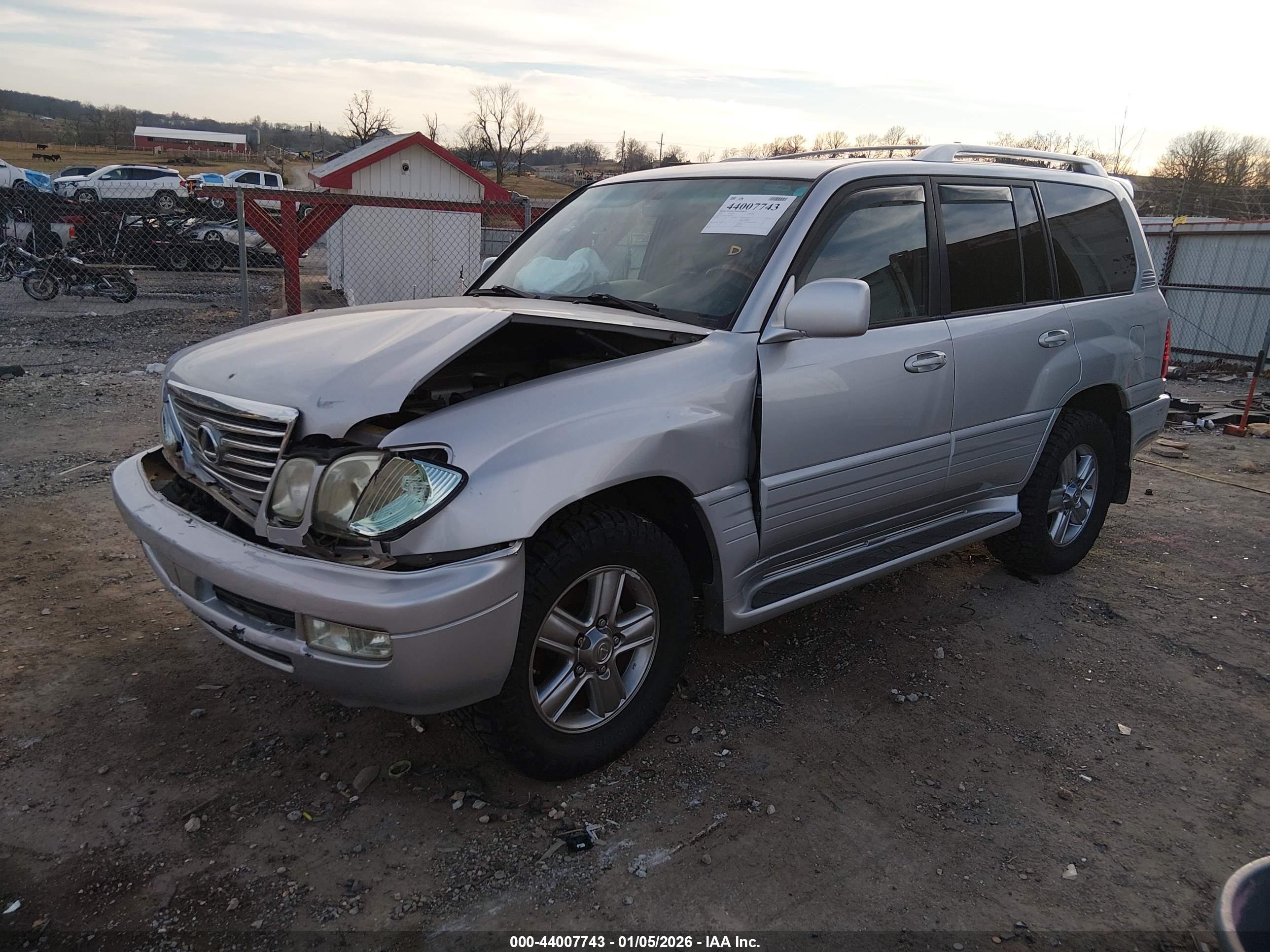 LEXUS LX image 2