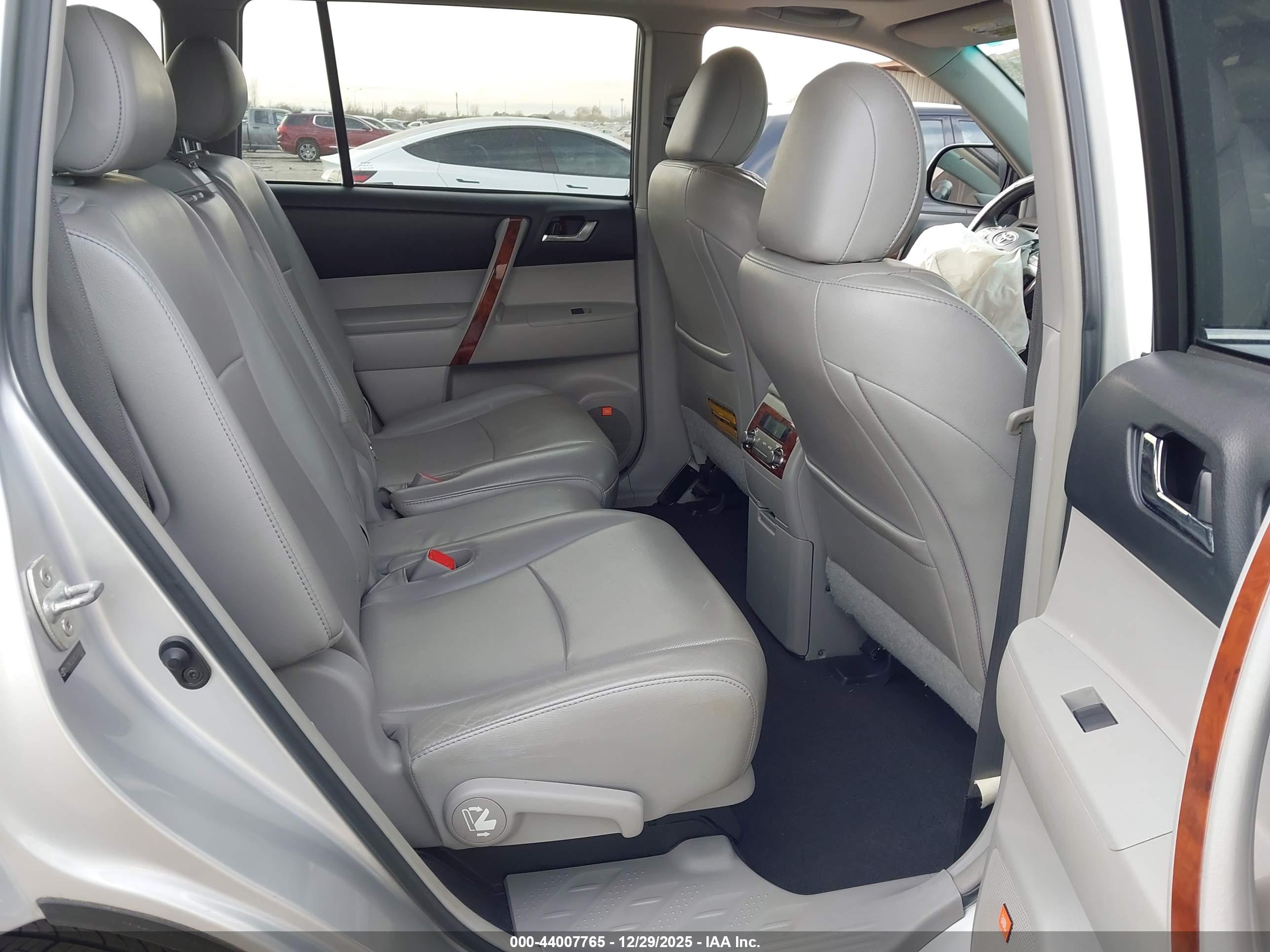 TOYOTA HIGHLANDER image 8