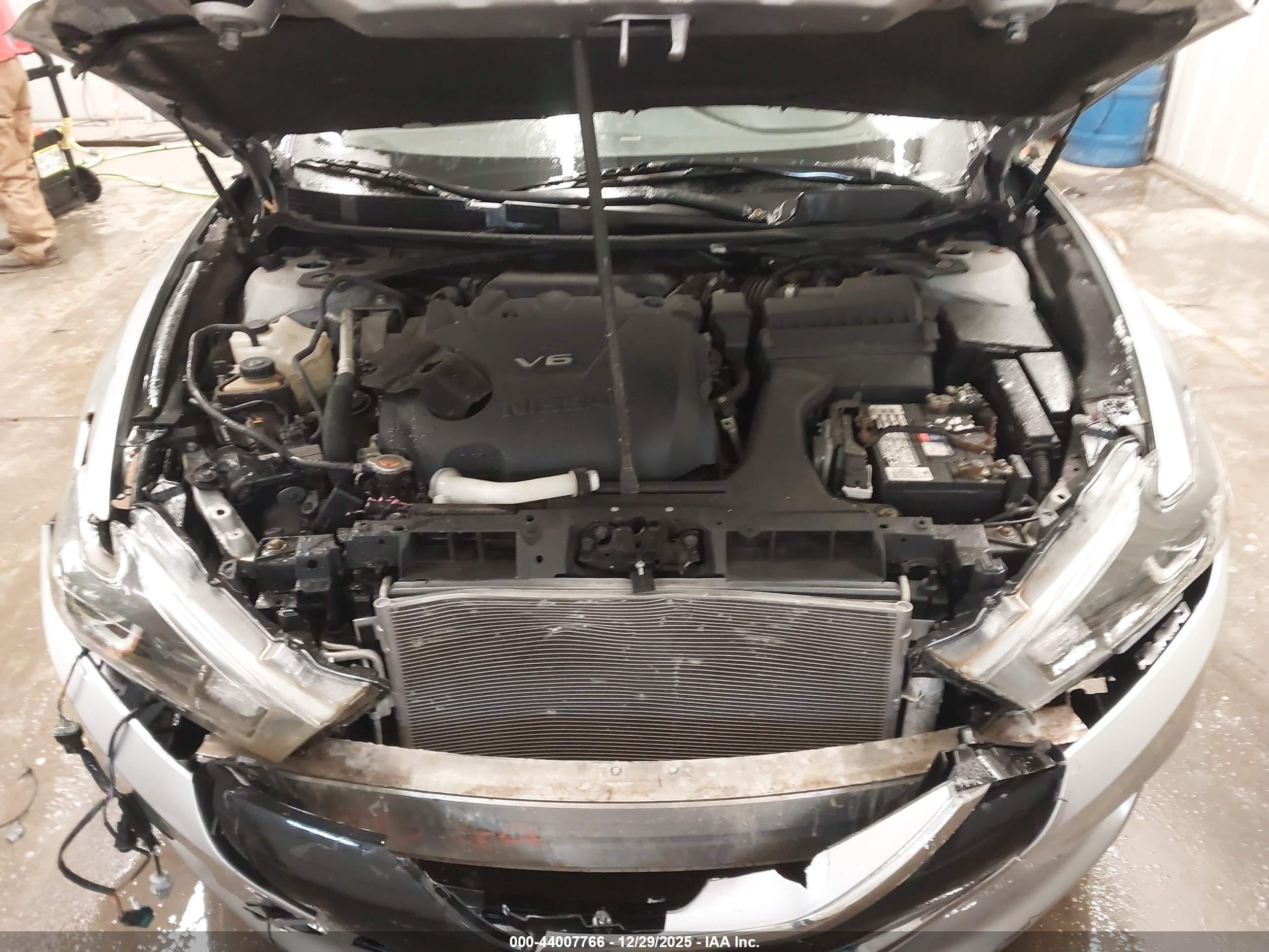 NISSAN MAXIMA image 10