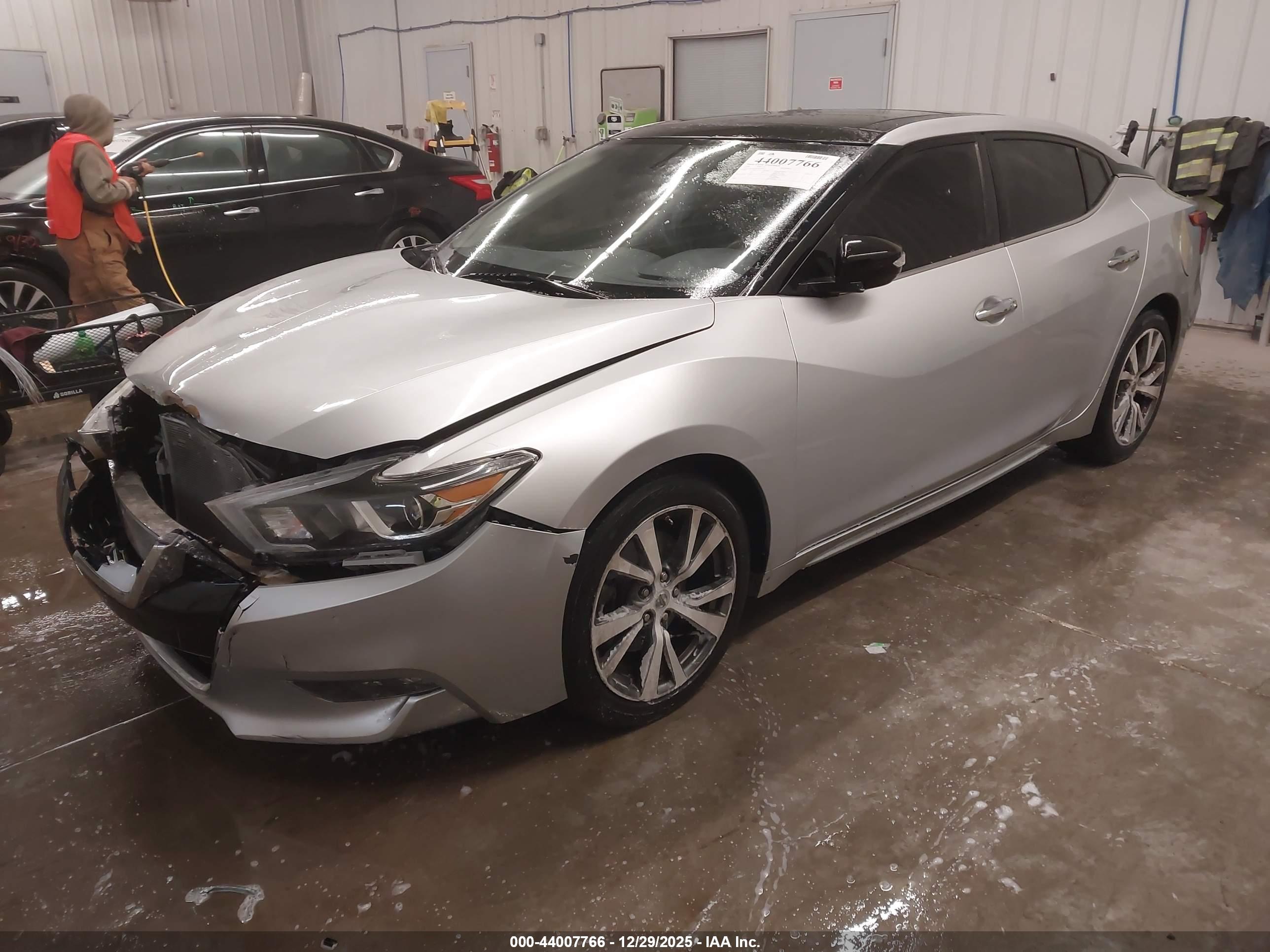 NISSAN MAXIMA image 2