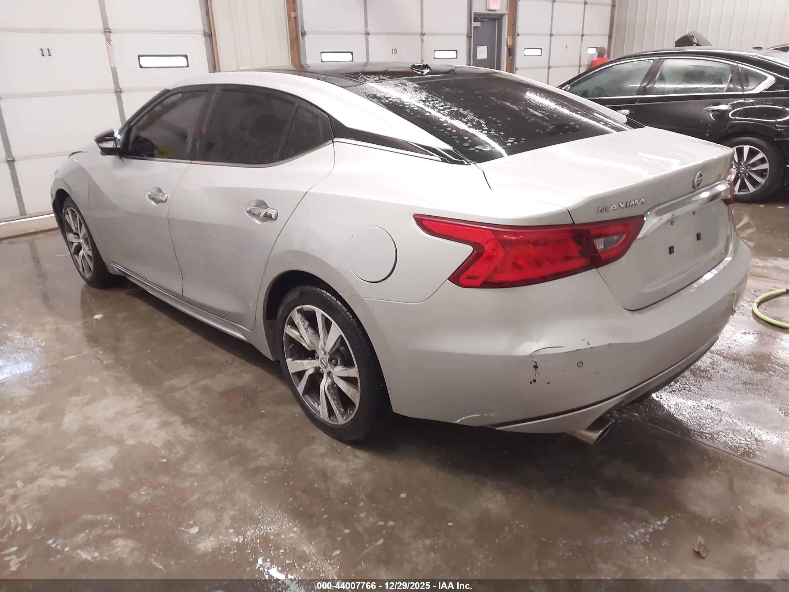 NISSAN MAXIMA image 3