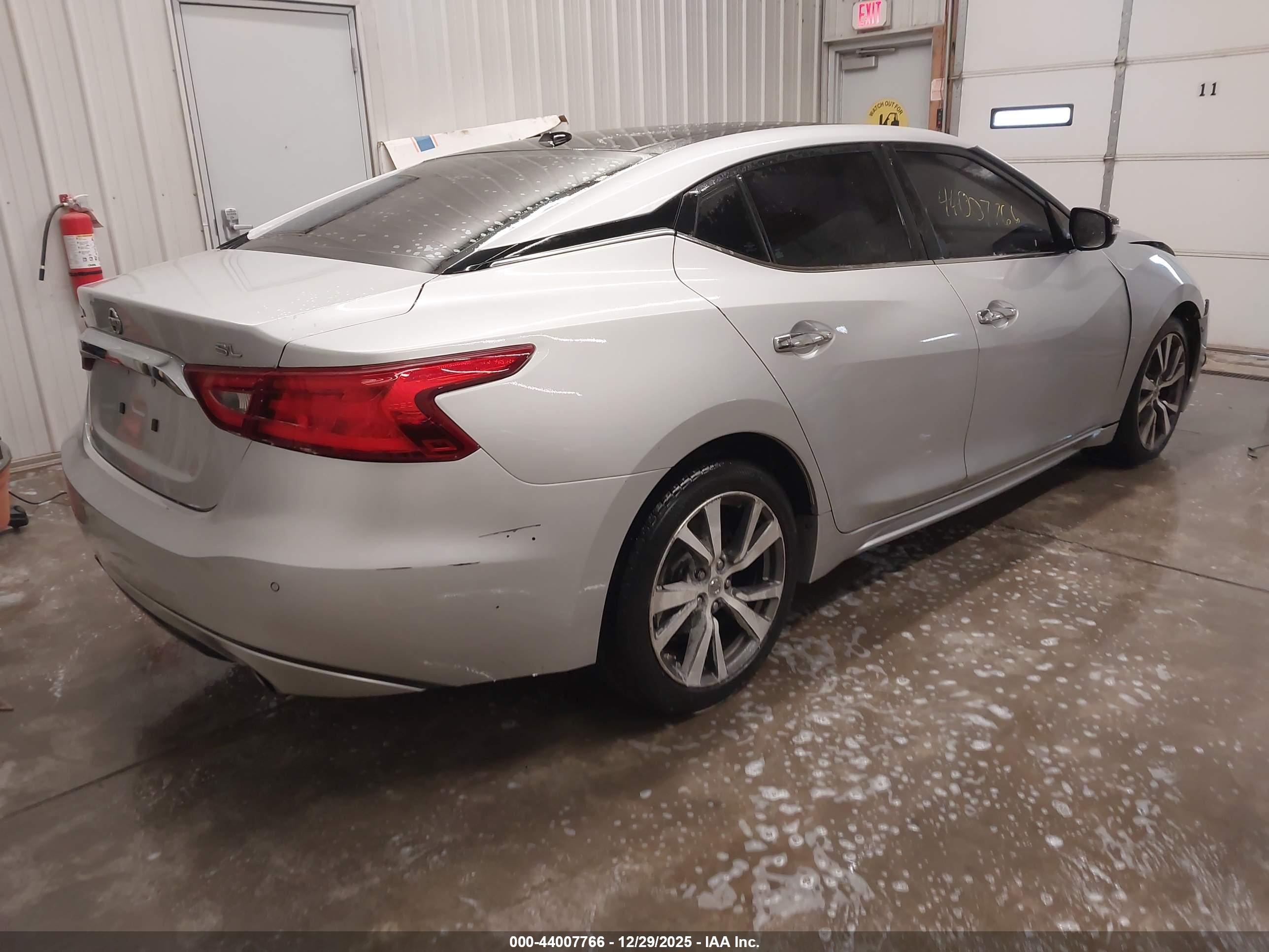 NISSAN MAXIMA image 4
