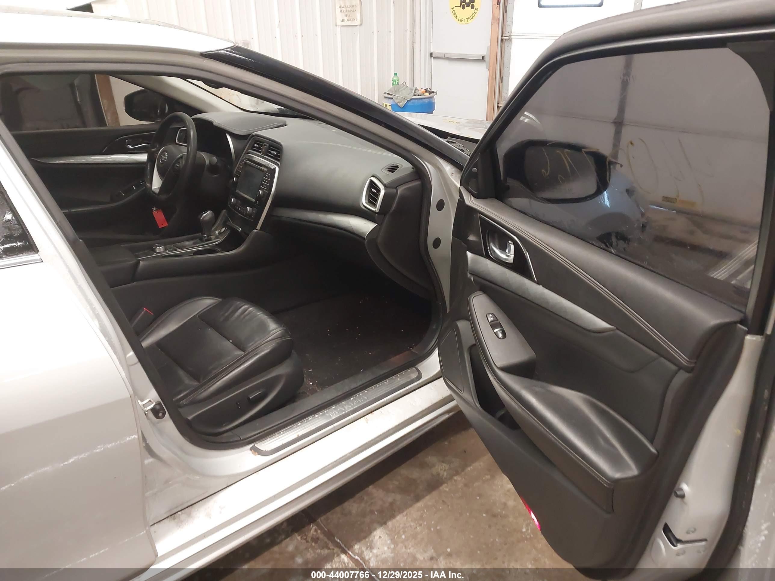 NISSAN MAXIMA image 5