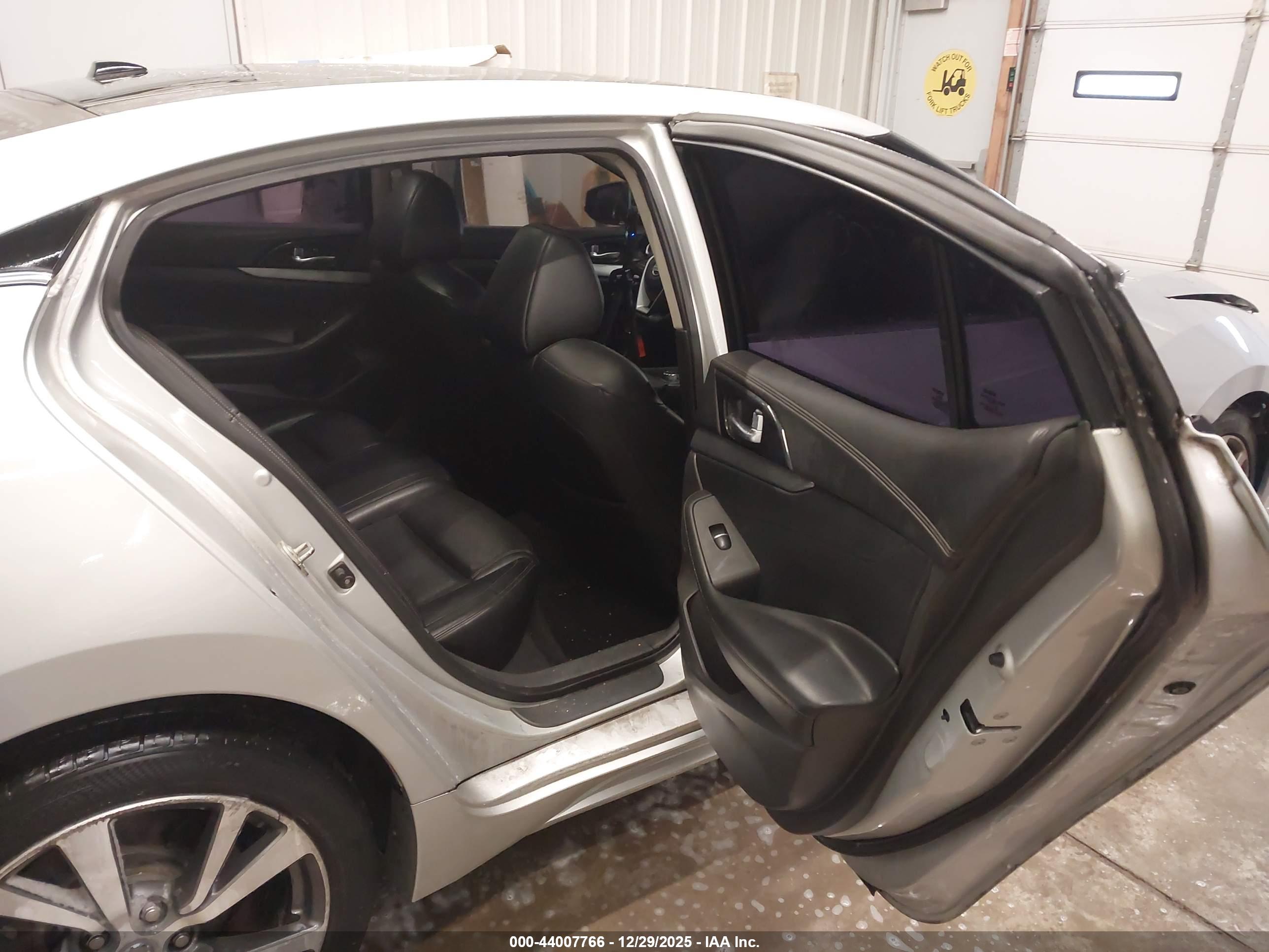 NISSAN MAXIMA image 8
