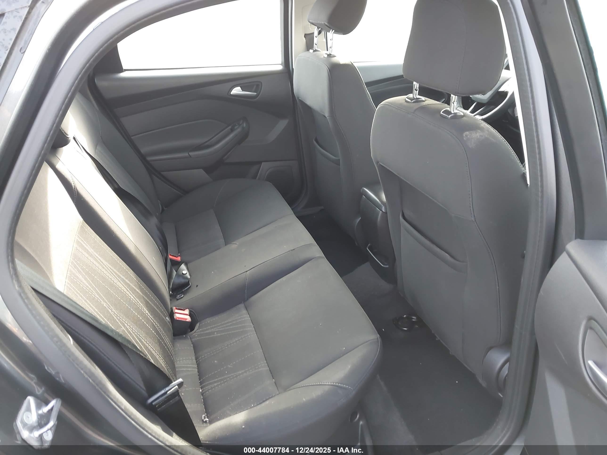 FORD FOCUS image 8