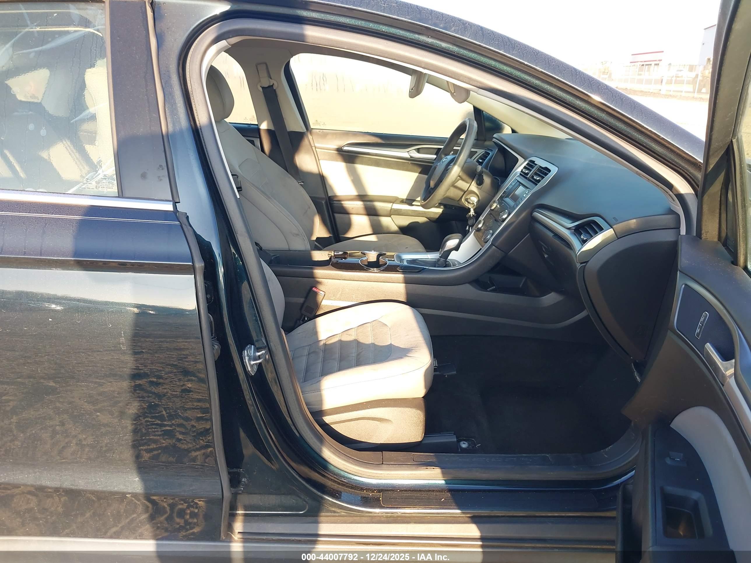 FORD FUSION image 5