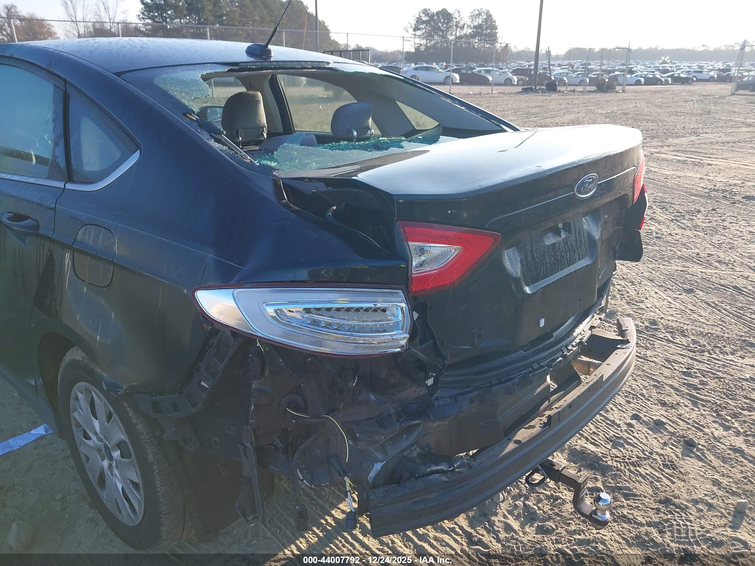 FORD FUSION image 6