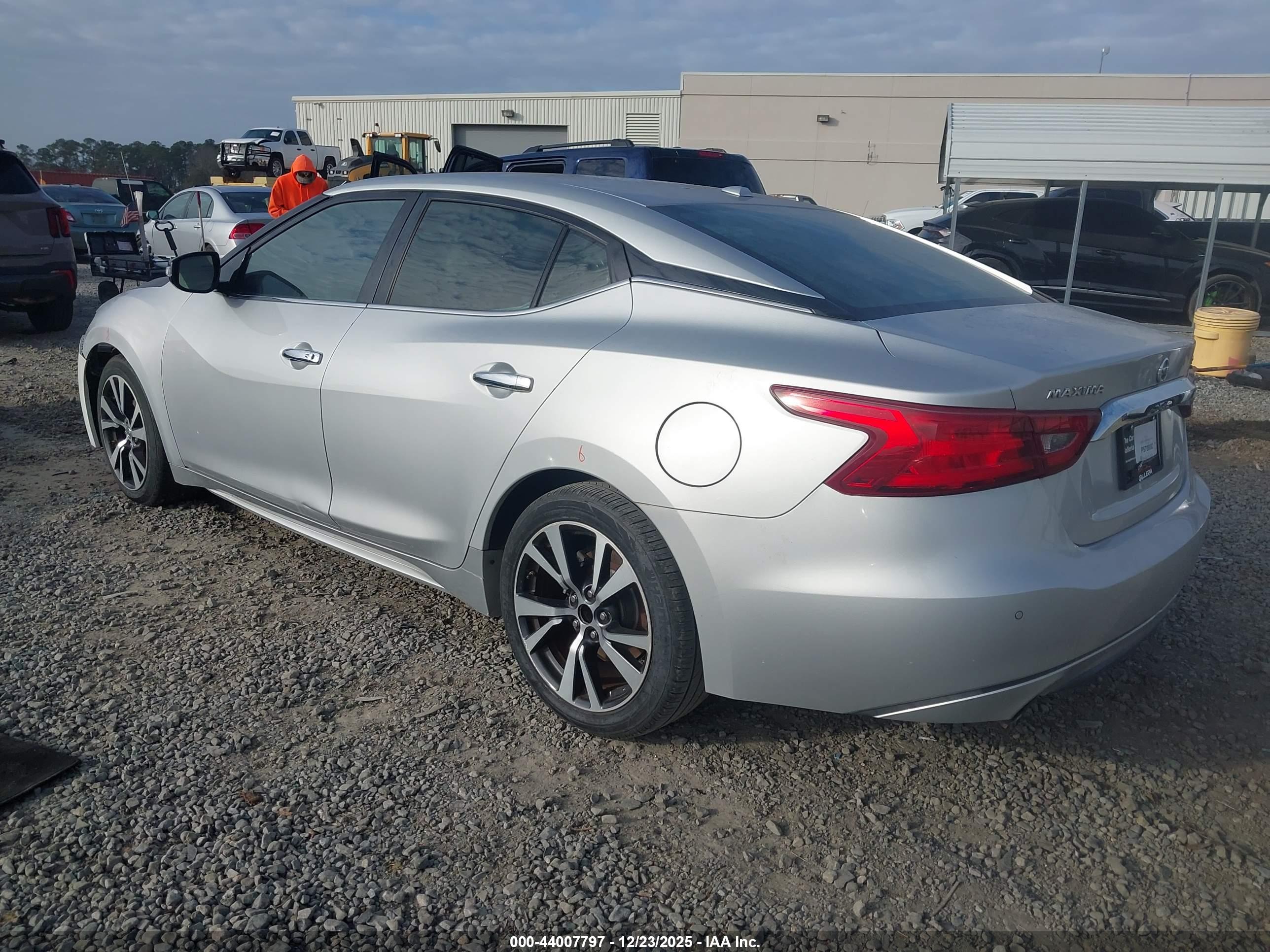 NISSAN MAXIMA image 3