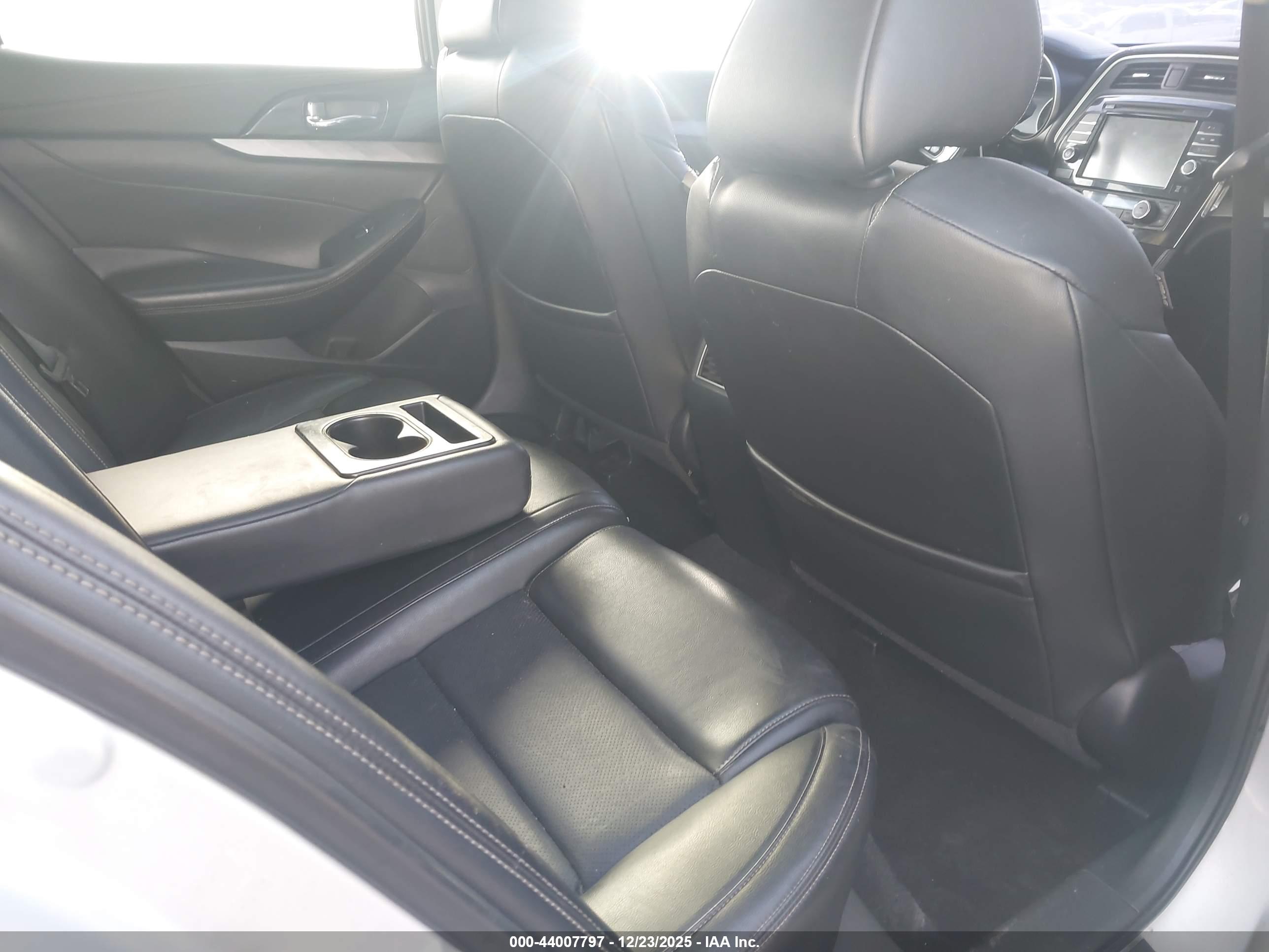 NISSAN MAXIMA image 8