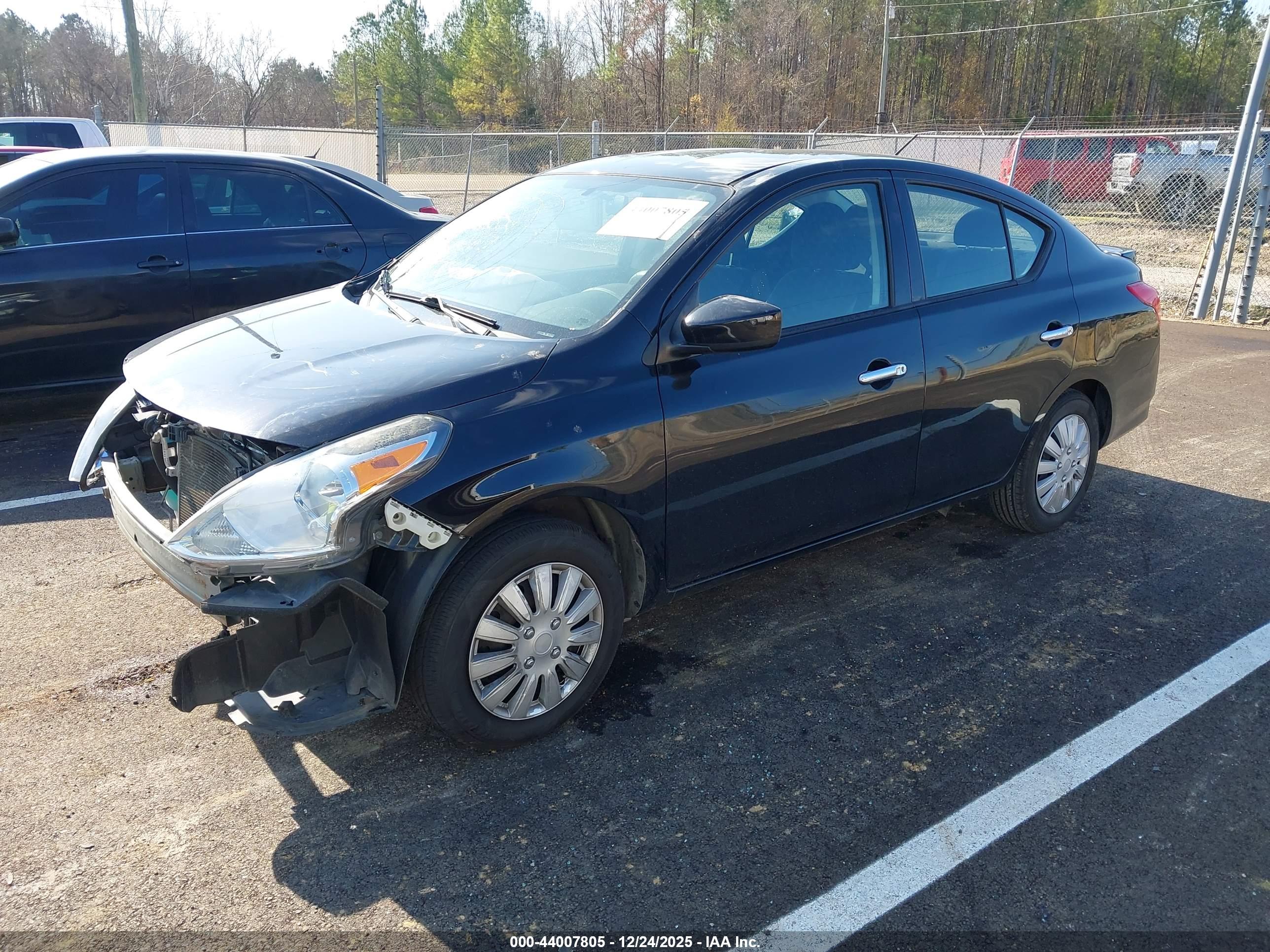 NISSAN VERSA image 2