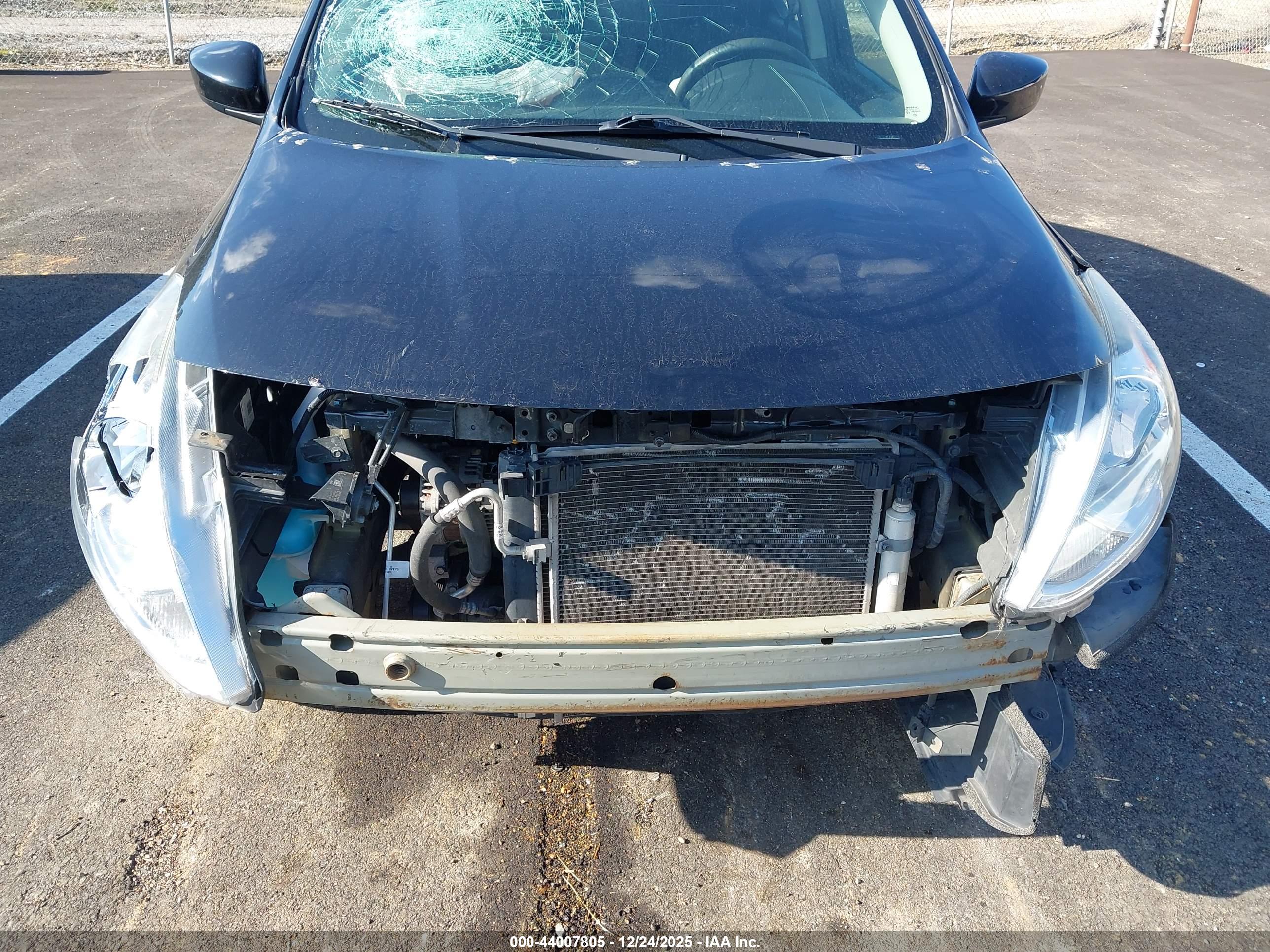 NISSAN VERSA image 6