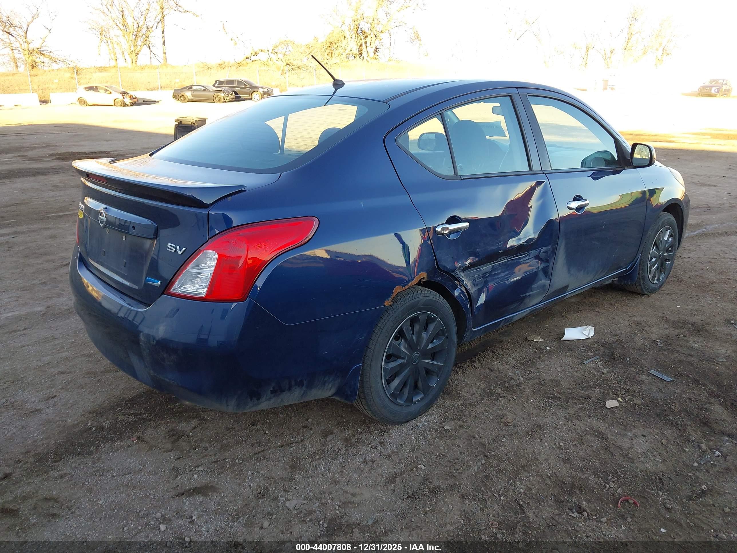 NISSAN VERSA image 4