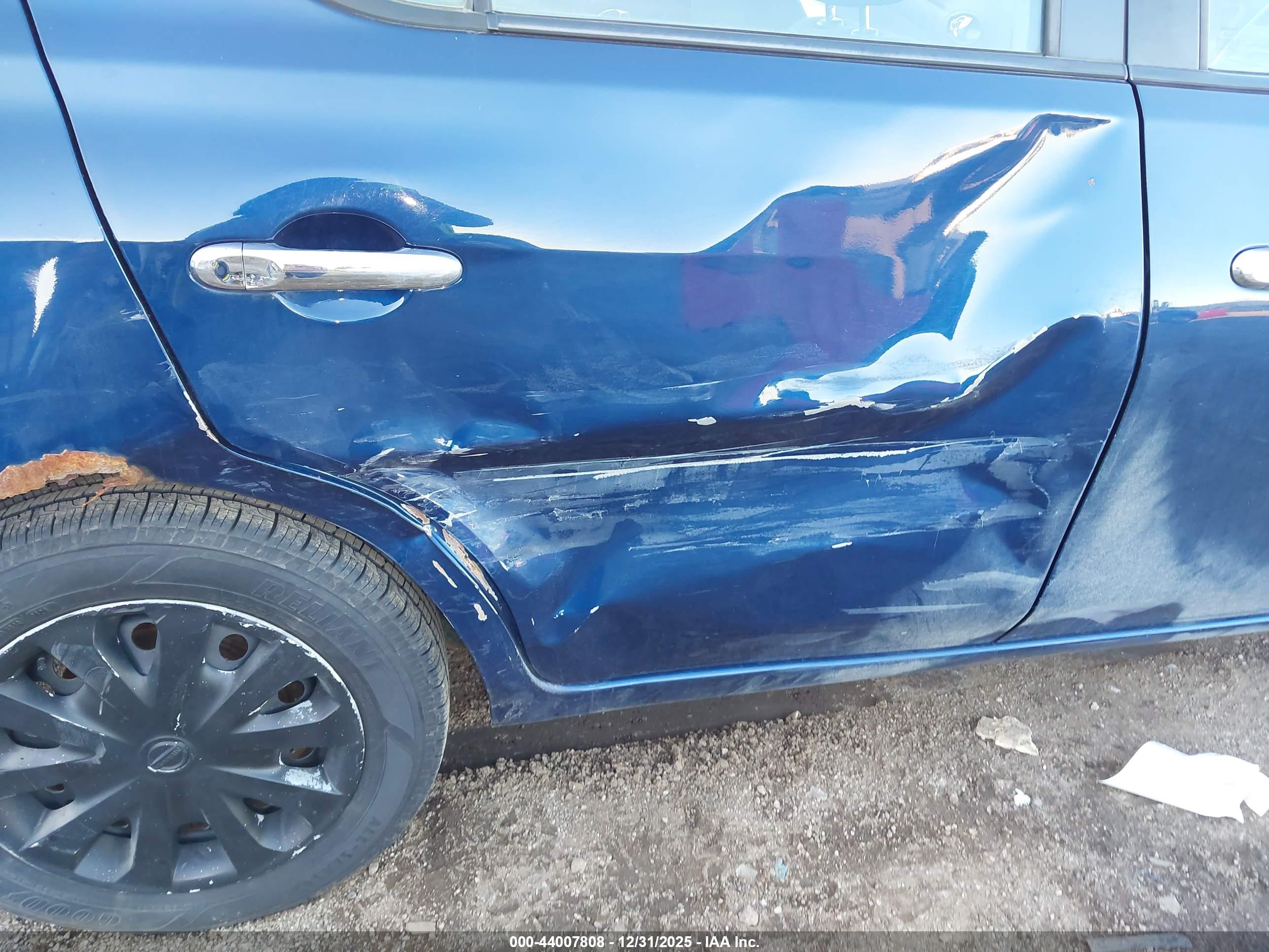 NISSAN VERSA image 6