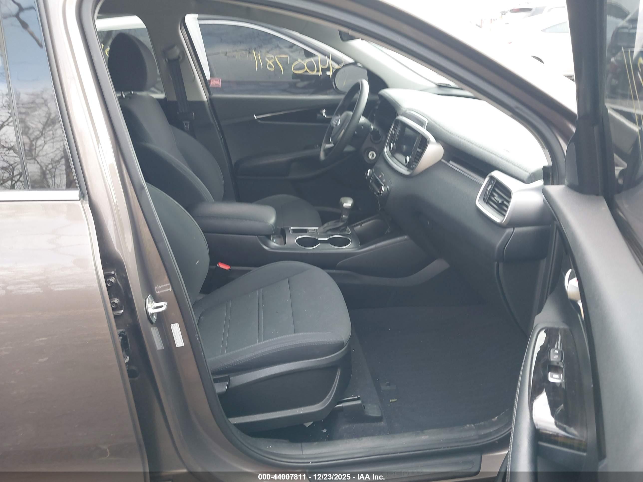 KIA SORENTO image 5