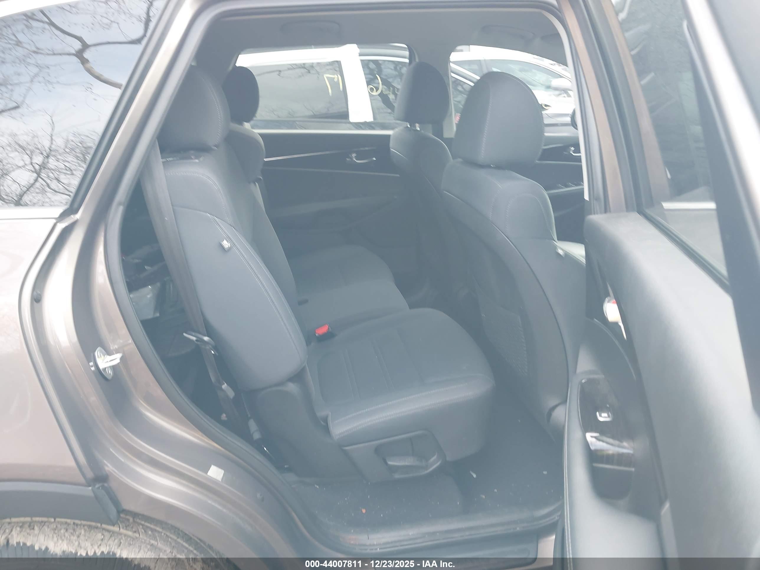 KIA SORENTO image 8
