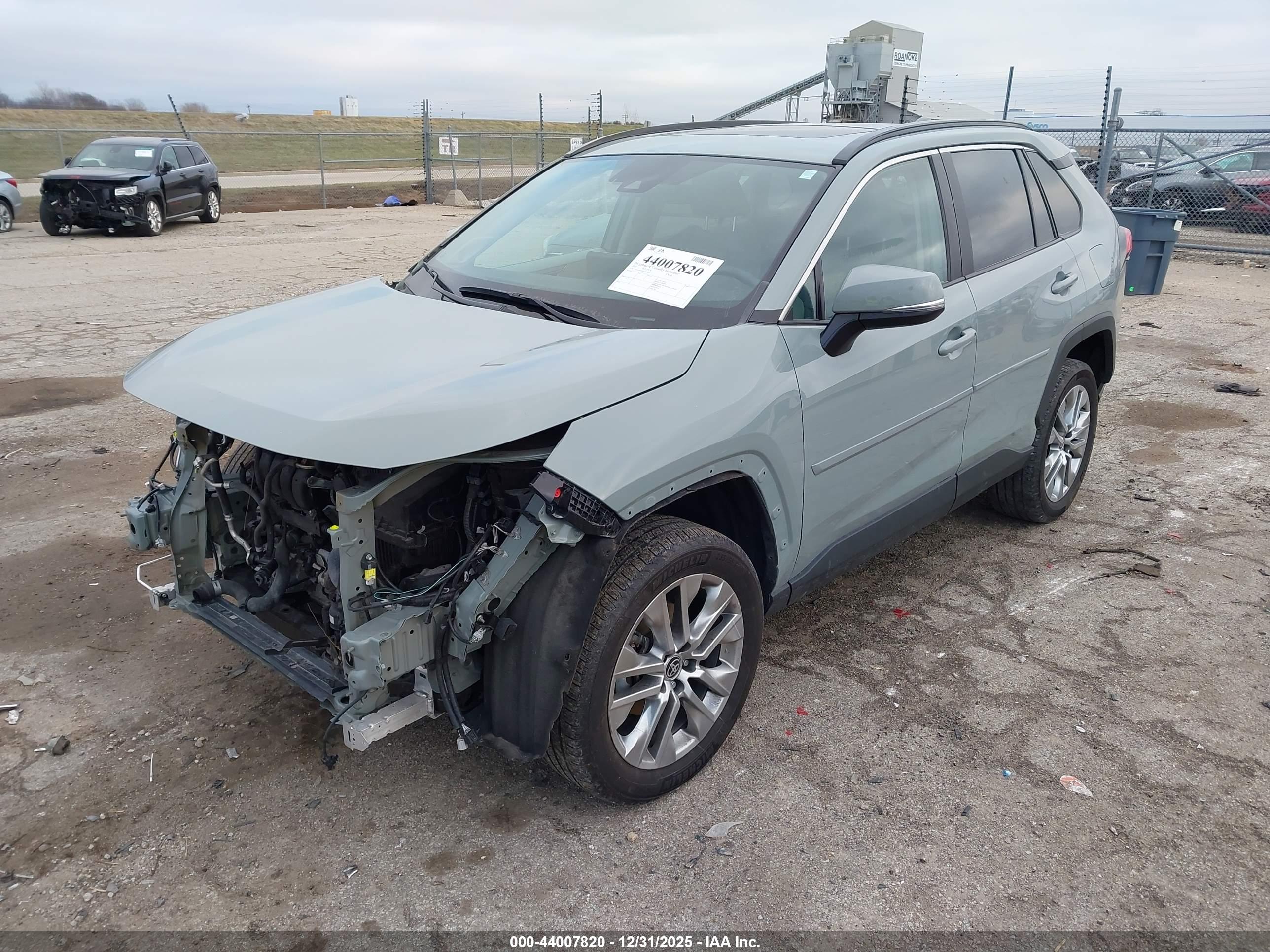TOYOTA RAV4 image 2