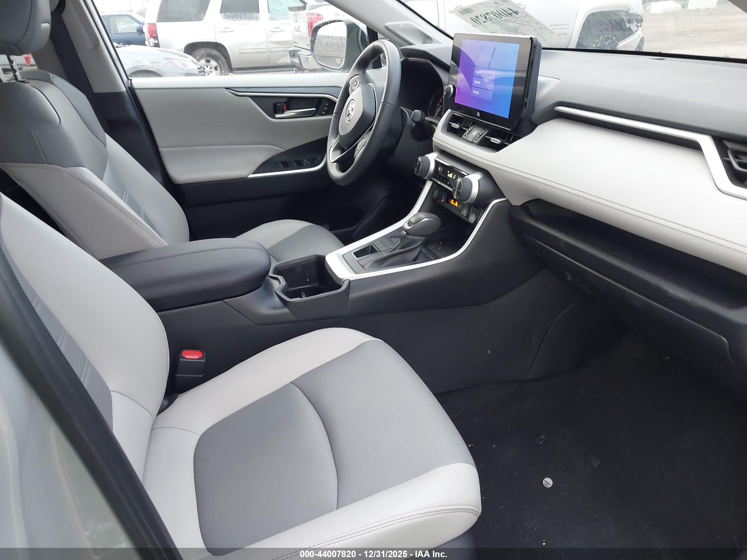 TOYOTA RAV4 image 5