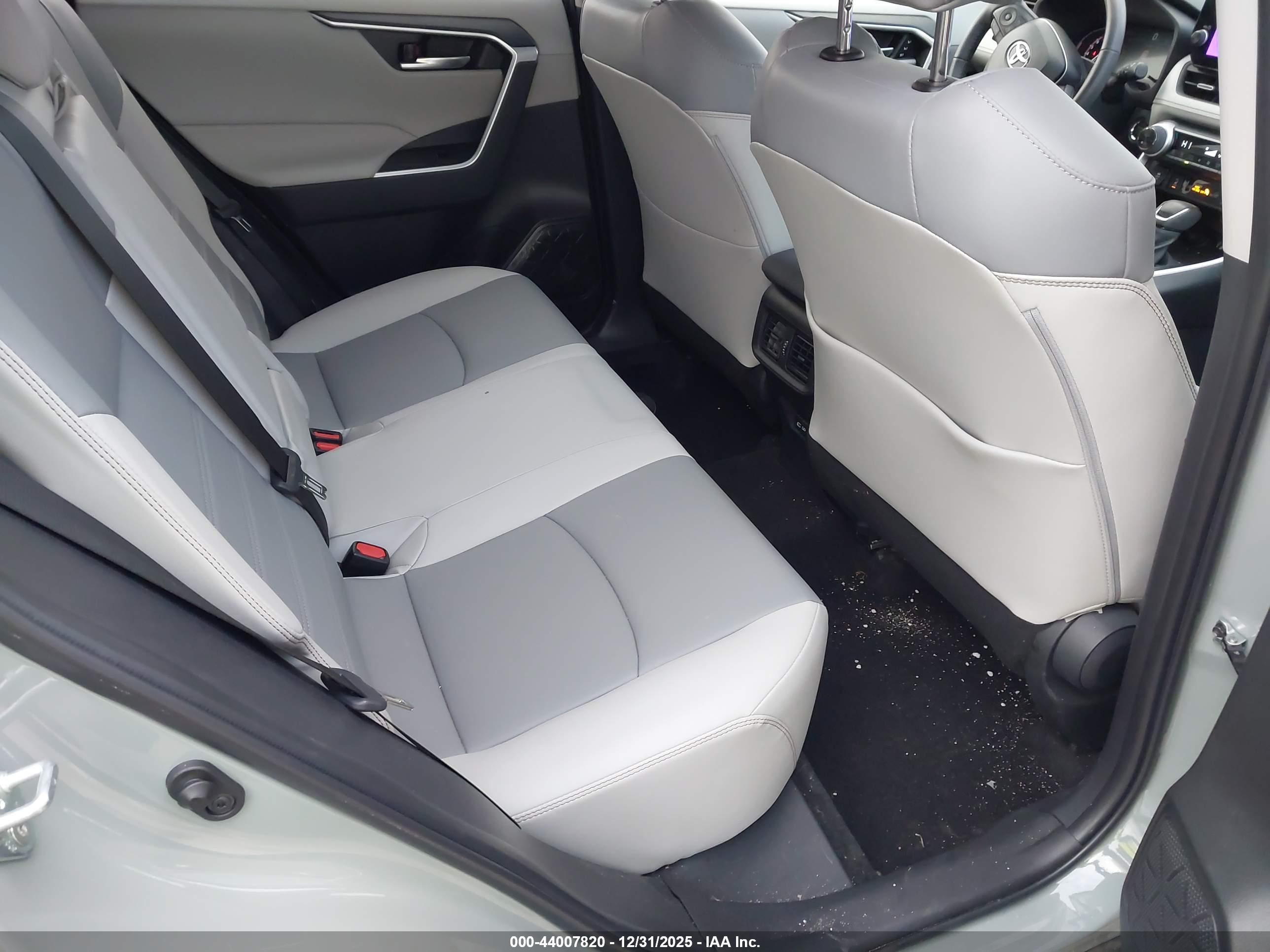 TOYOTA RAV4 image 8