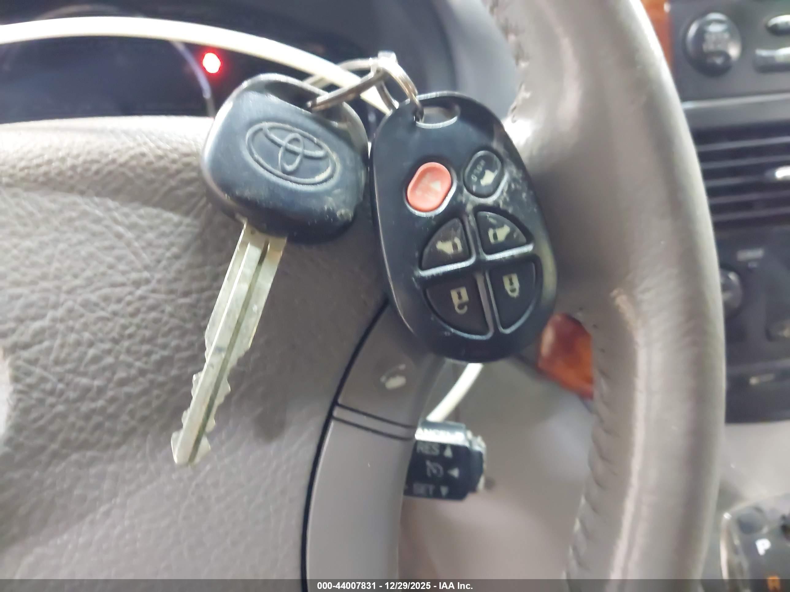TOYOTA SIENNA image 11