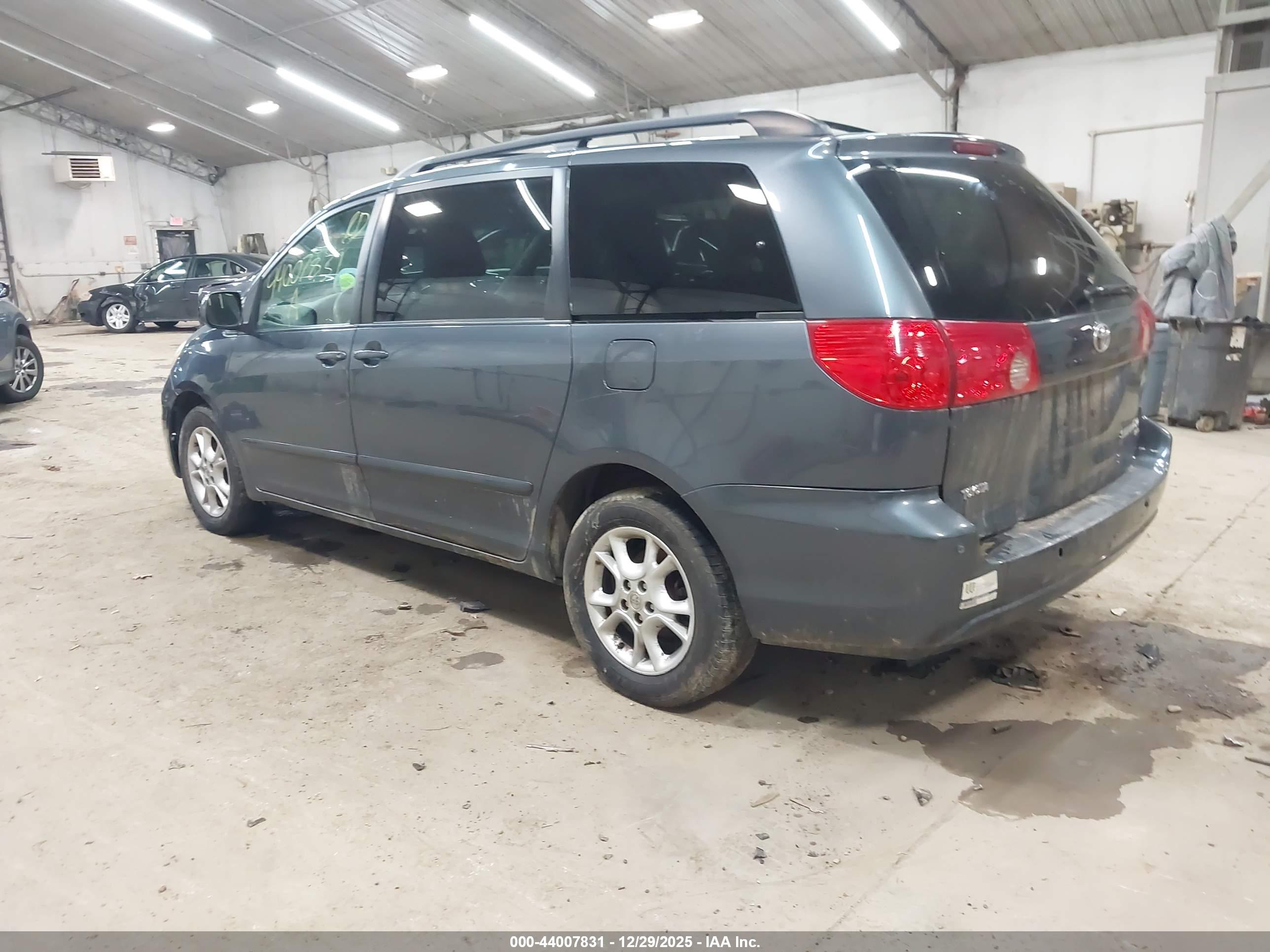 TOYOTA SIENNA image 3