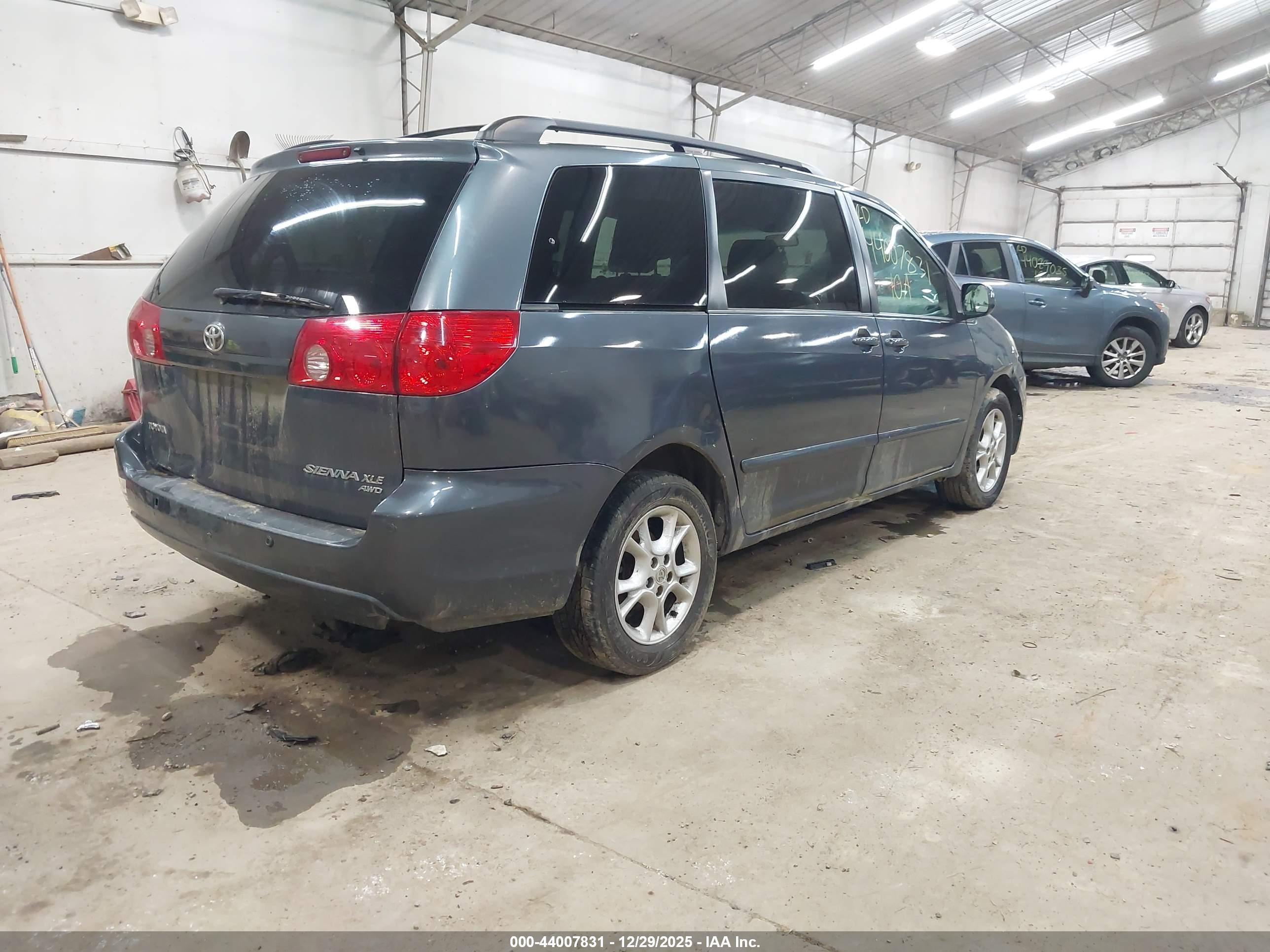 TOYOTA SIENNA image 4