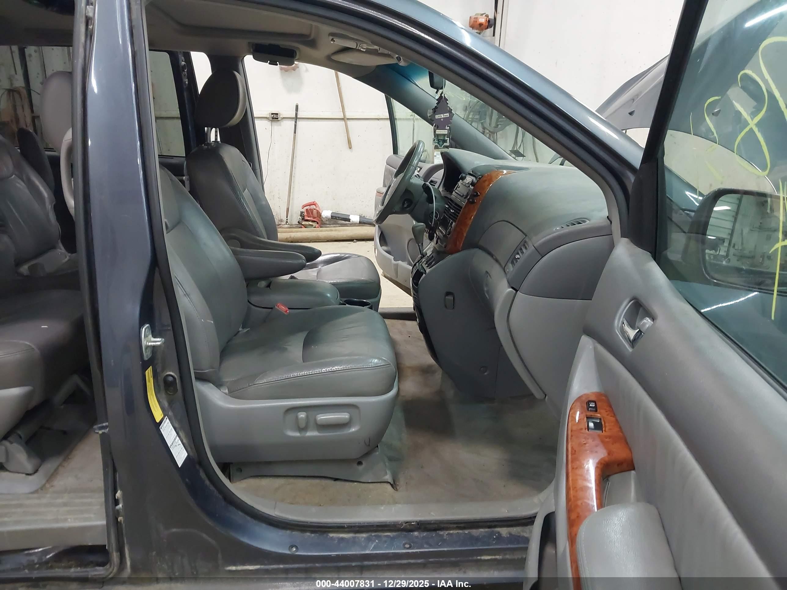 TOYOTA SIENNA image 5