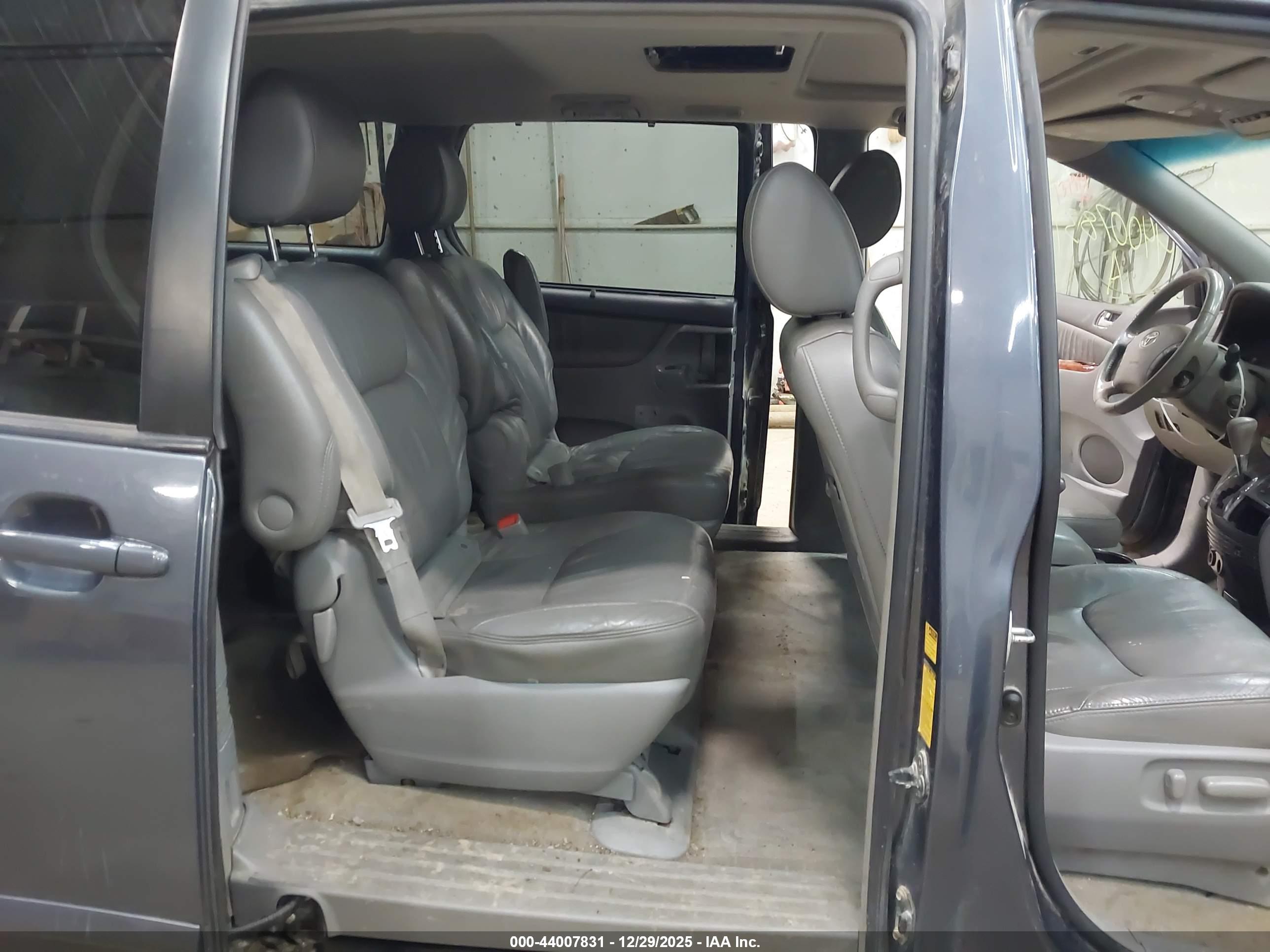 TOYOTA SIENNA image 8