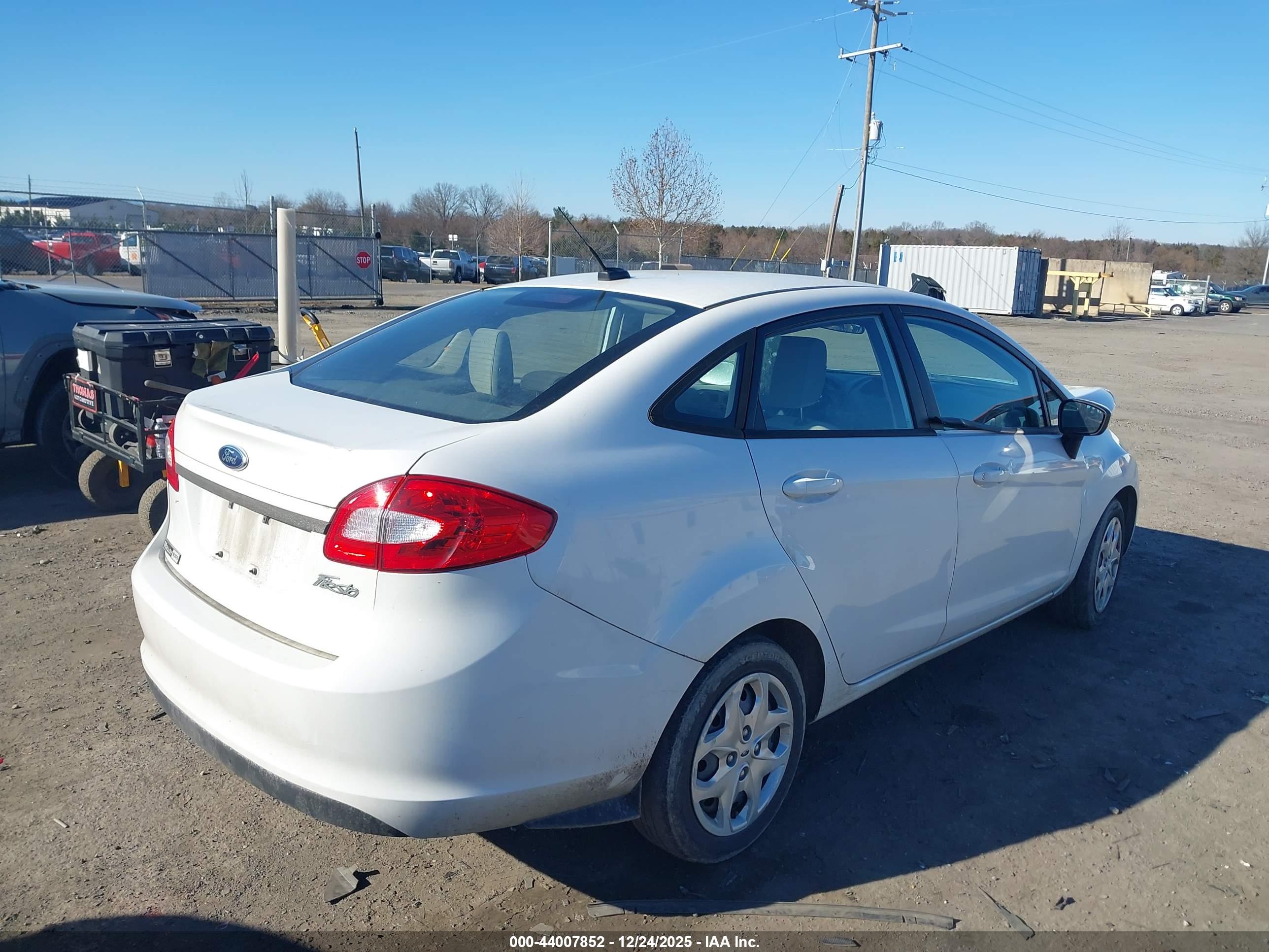 FORD FIESTA image 4