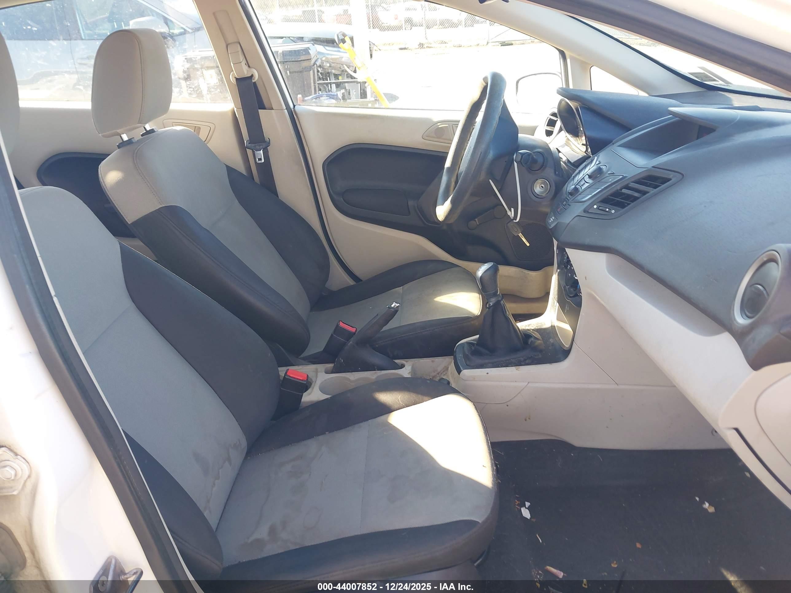 FORD FIESTA image 5