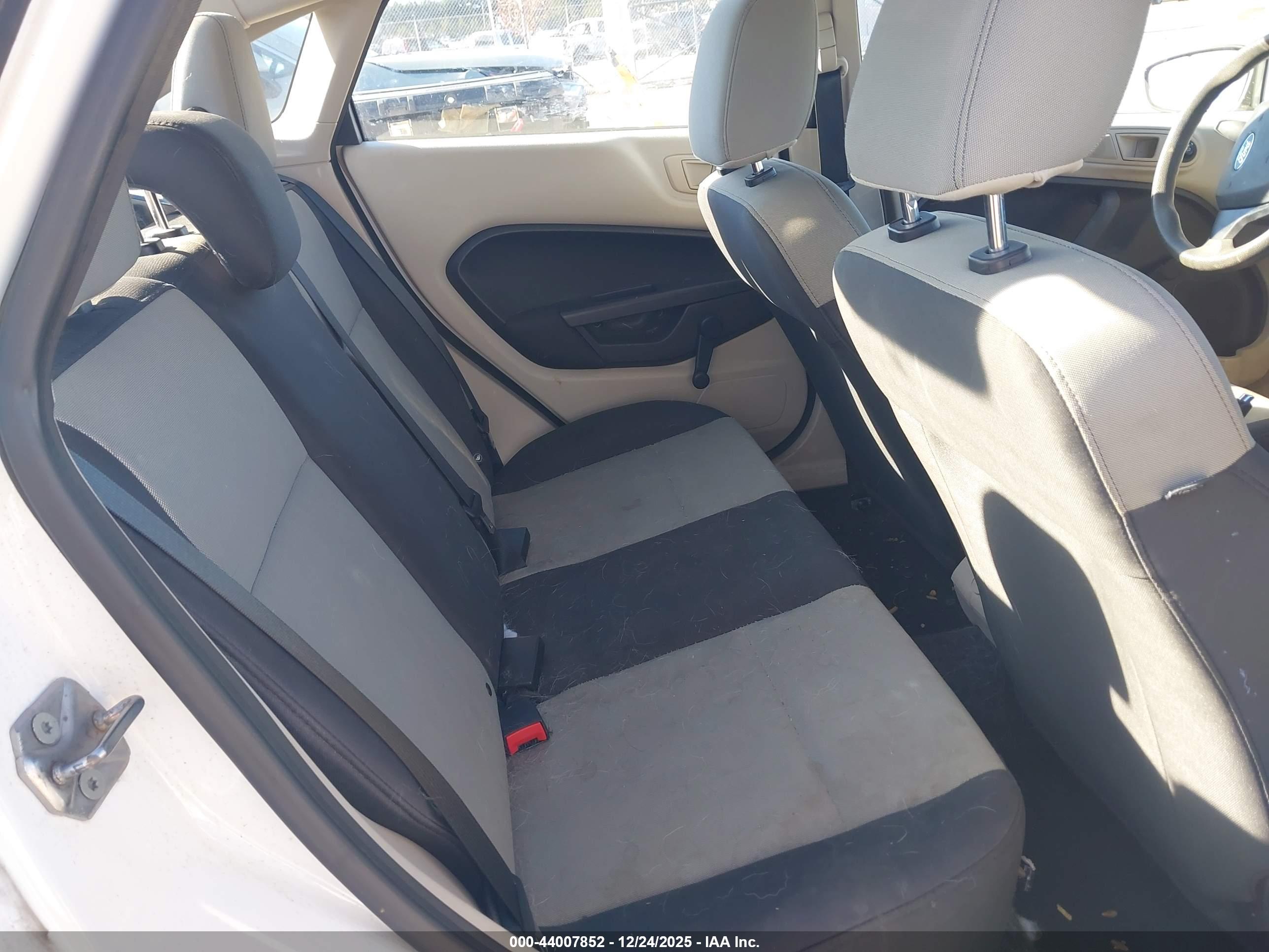 FORD FIESTA image 8